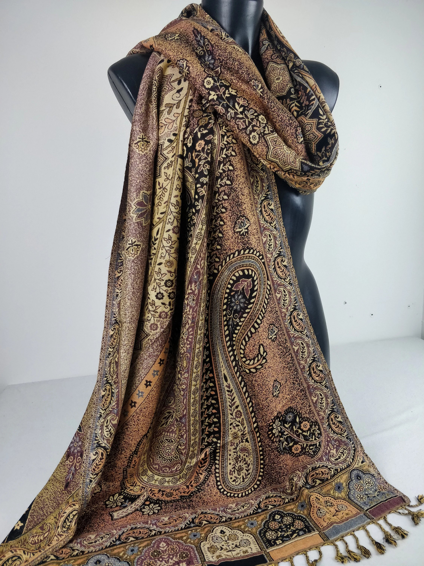 Pashmina vintage Hantra en viscose. Echarpe réversible aux motifs ethnique noir, violet et crème