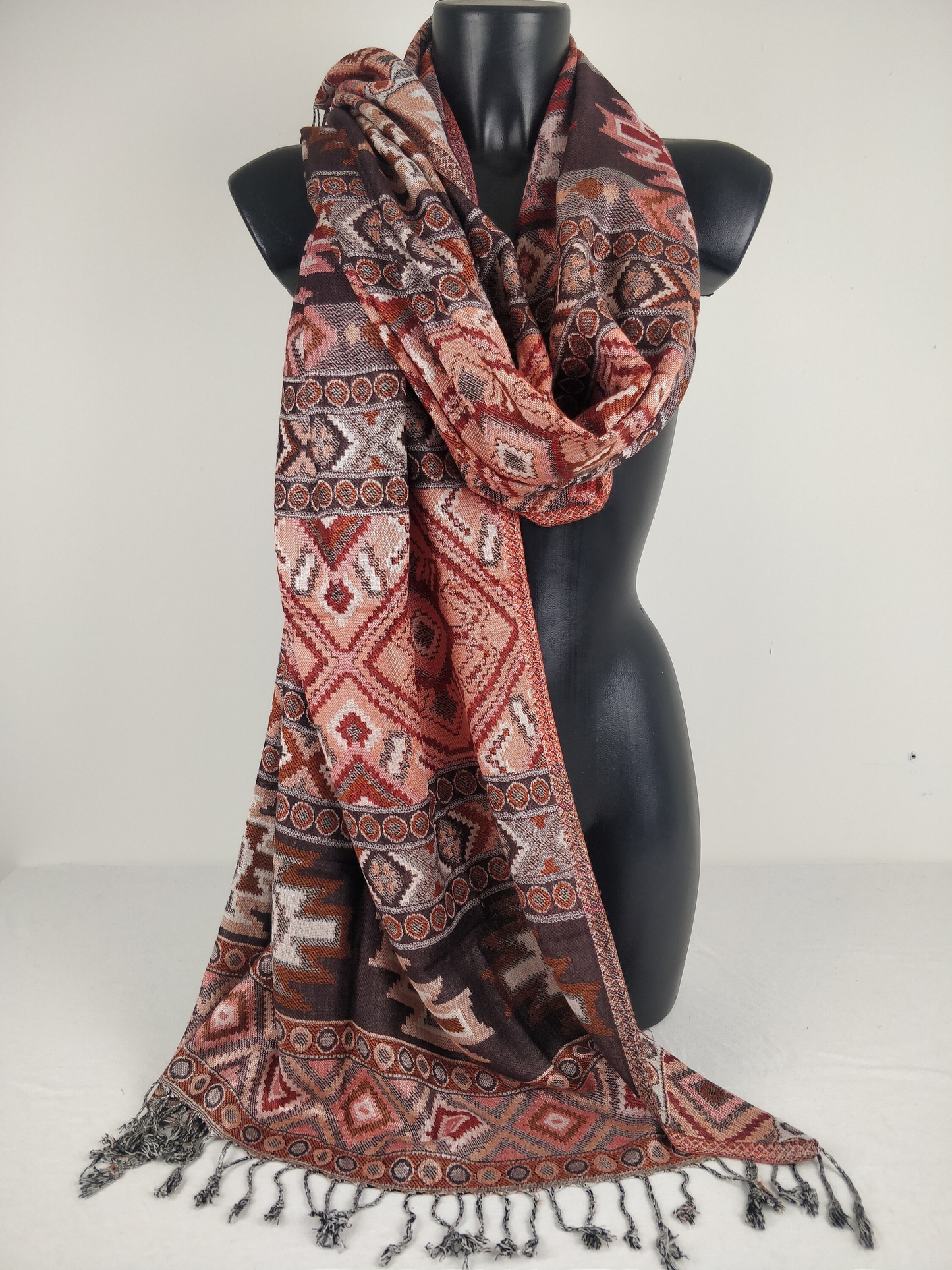 Pashmina Jyoti en viscose multicolore réversible. Echarpe motif inca, saumon et marron.