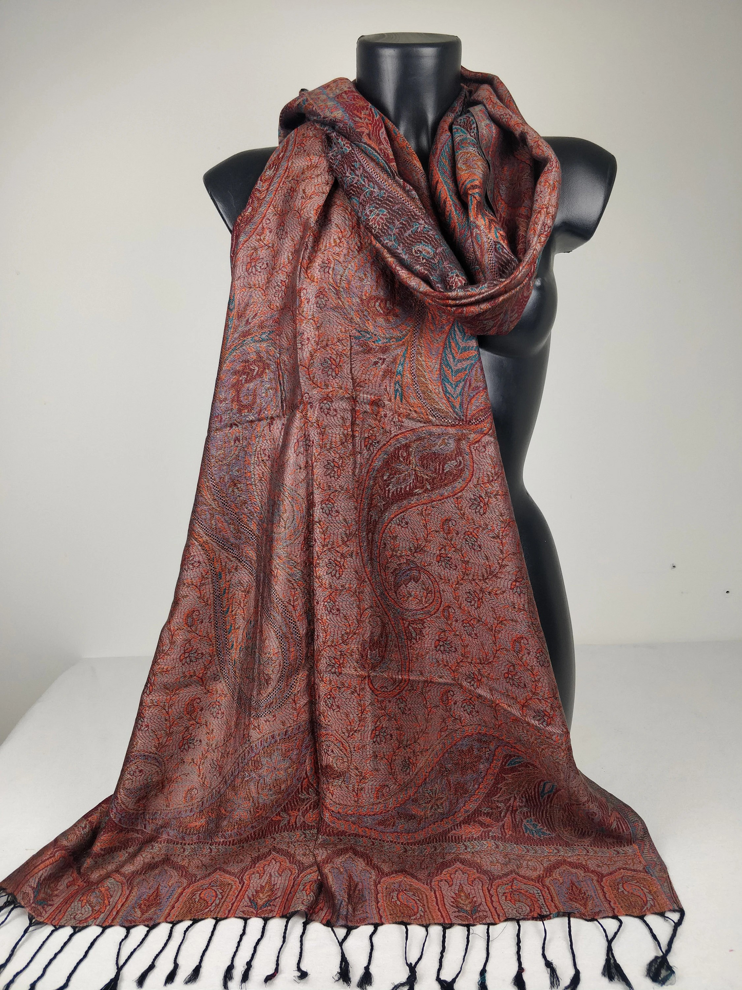 Pashmina Mangal réversible en modal / soie. Echarpe motif paisley marron.