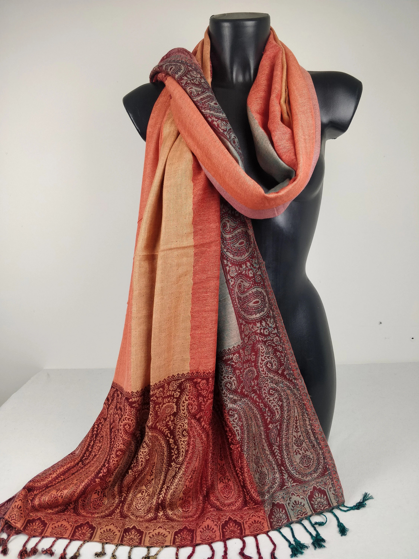 Pashmina Helak multicolore réversible en viscose. Echarpe motifs paisley rouge.