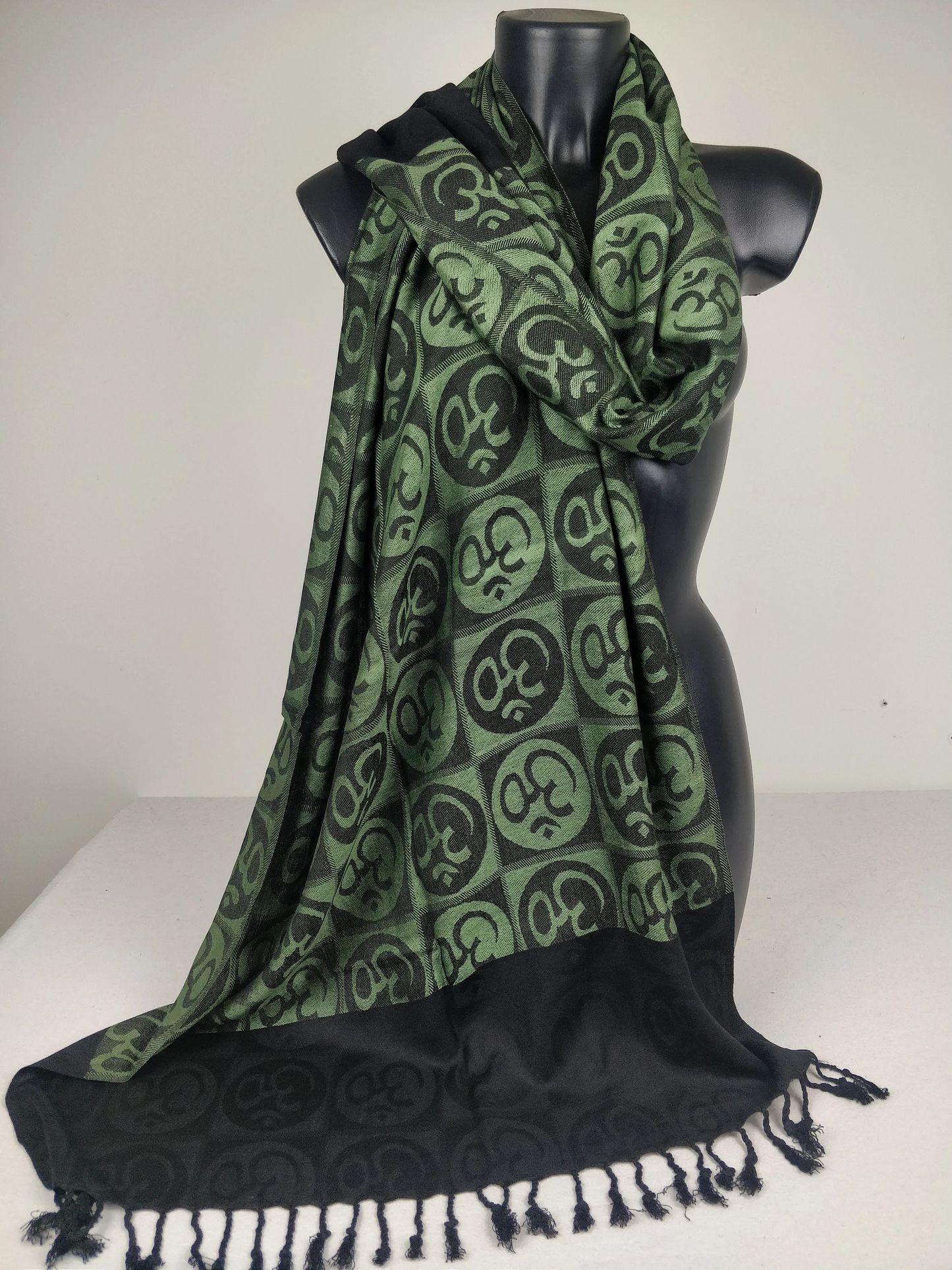 Pashmina Kharma réversible en viscose. Echarpe motifs ohm vert et noir.