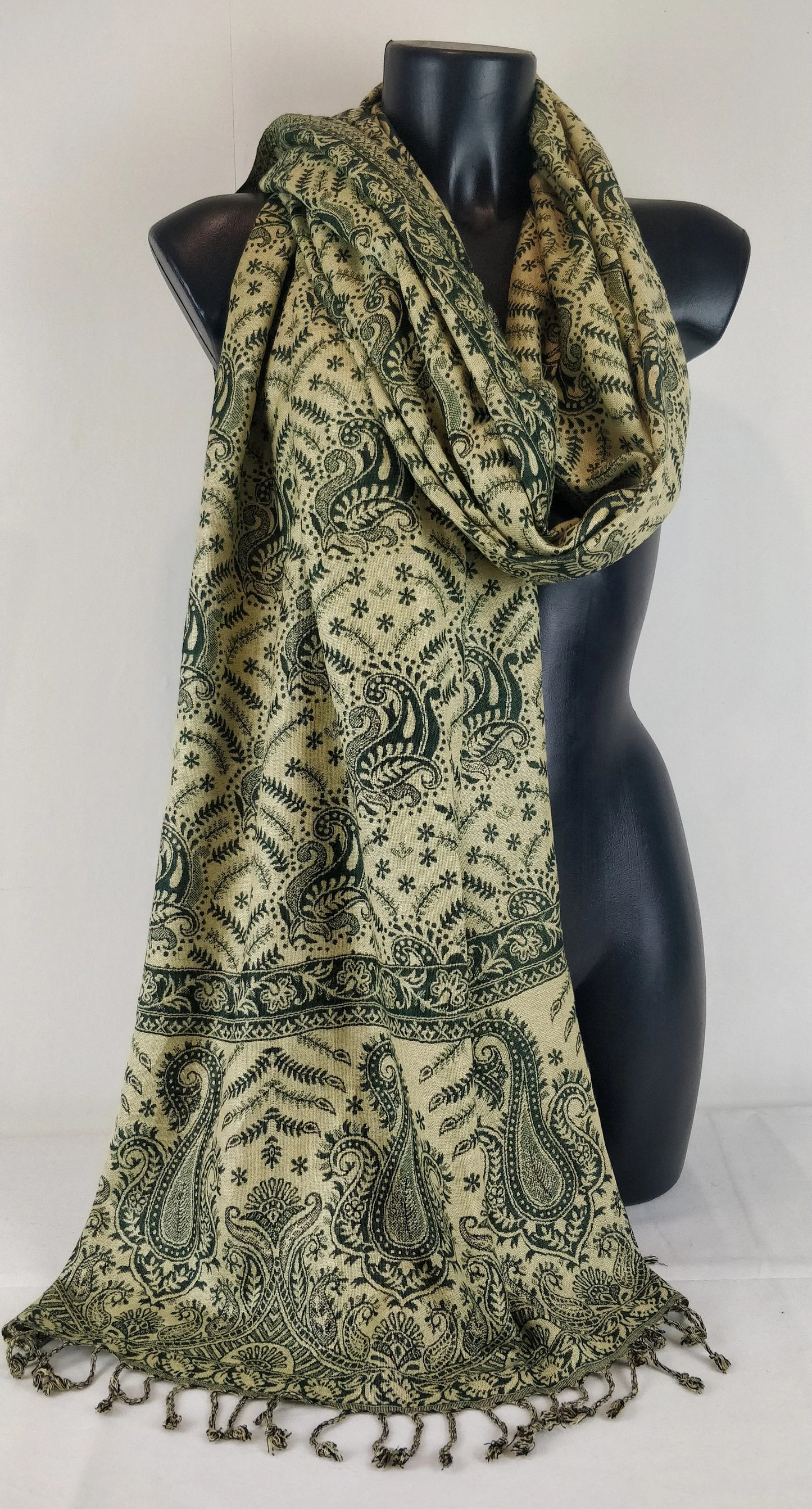 Pashmina Asoha réversible en viscose. Echarpe aux motifs paisley vert.