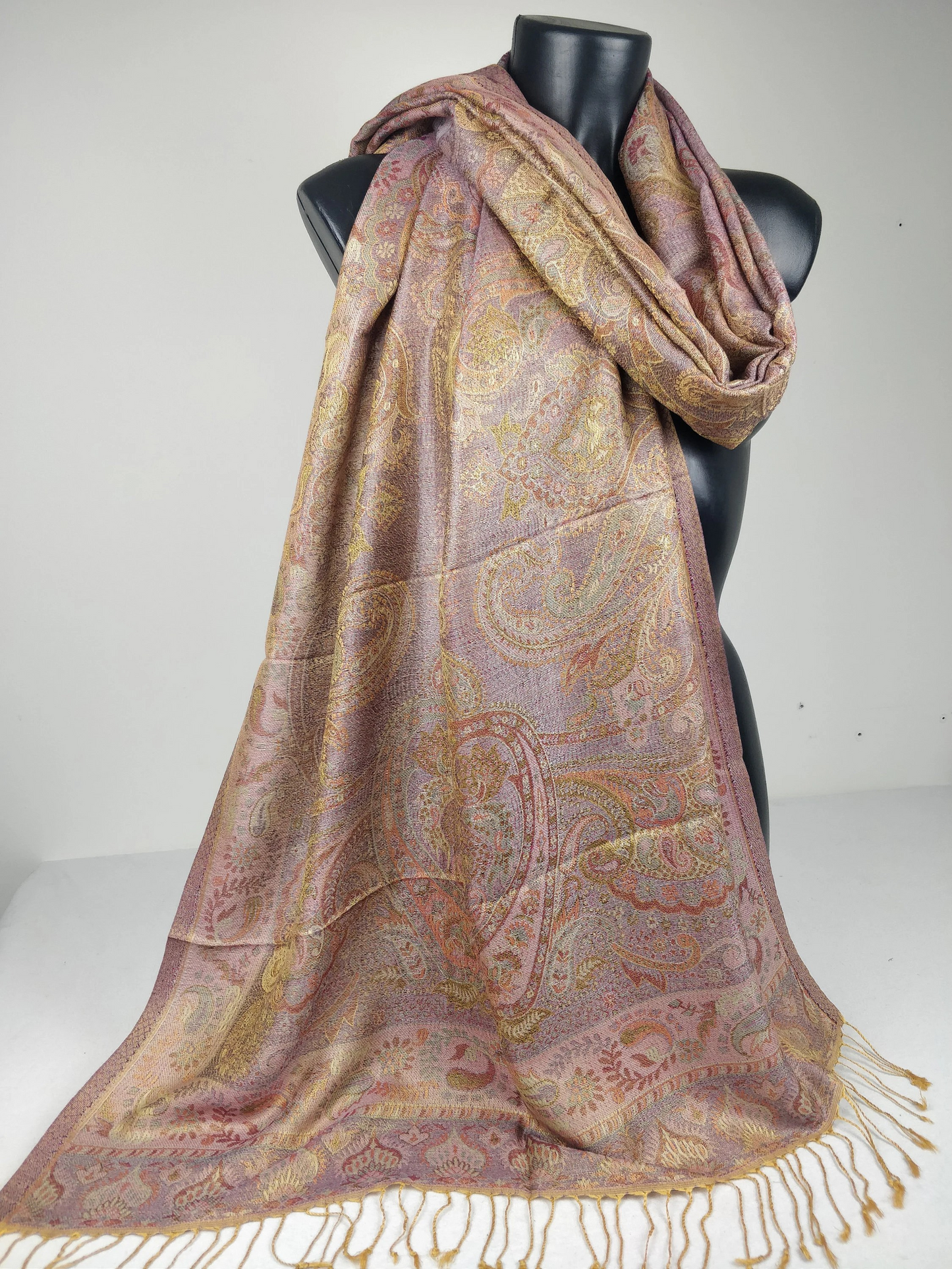 Pashmina Mangal réversible en modal / soie. Echarpe aux motifs paisley jaune et rose.