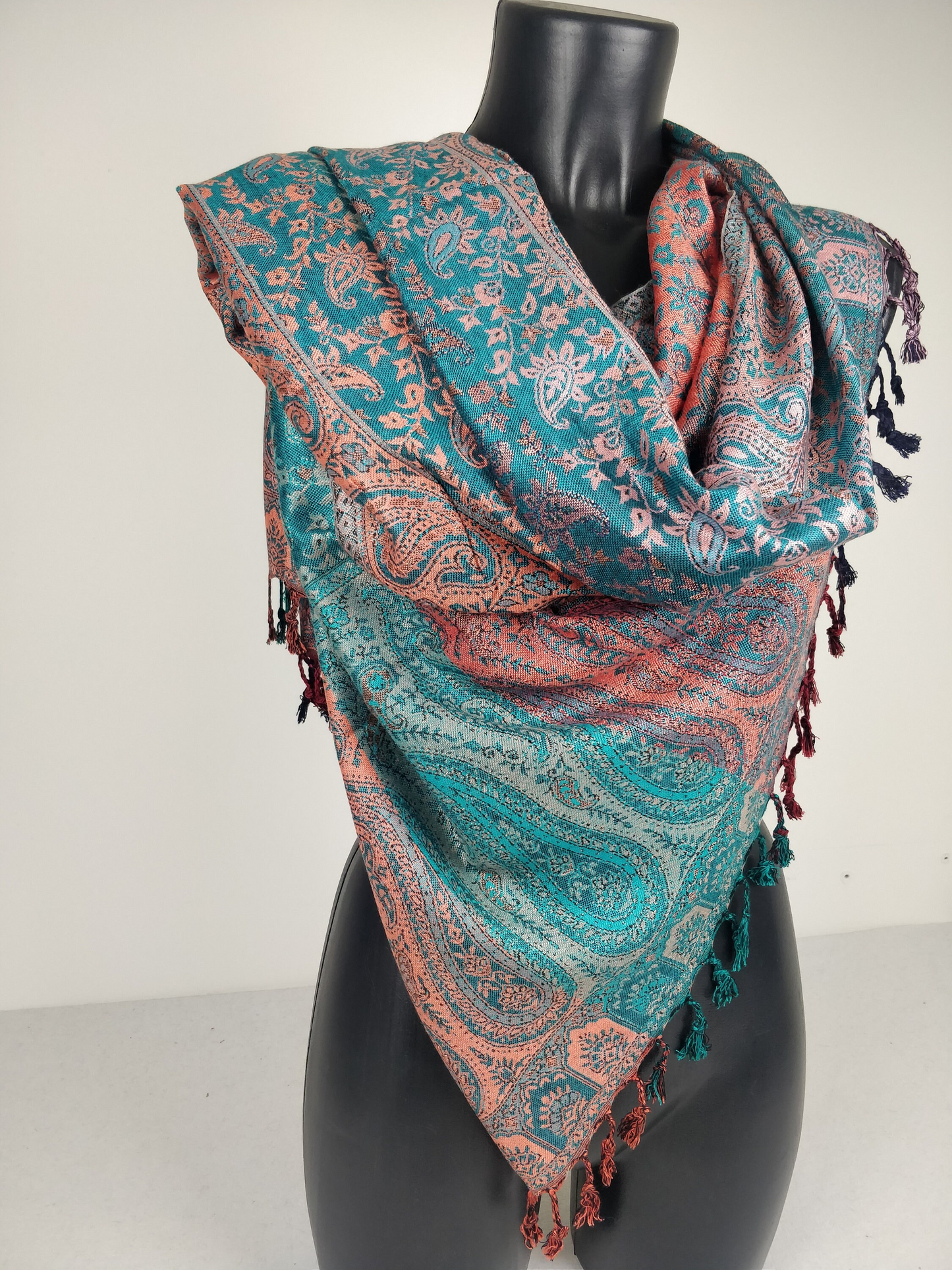 Mehrfarbiger Sankya Wende-Pashmina aus Viskose. Blaues und lachsfarbenes Paisley-Muster.