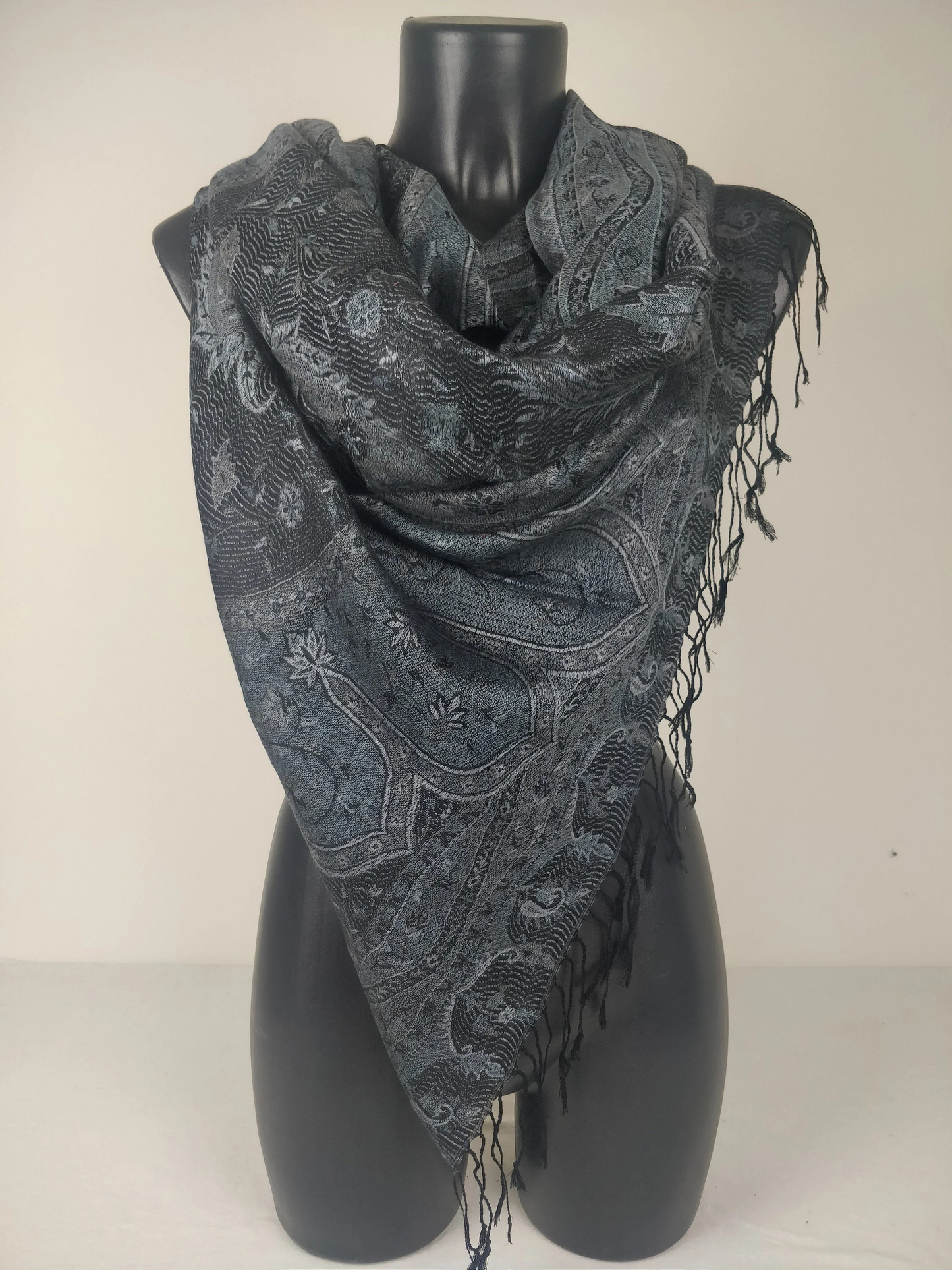 Wende-Mangal-Pashmina aus Modal/Seide. Schwarzes Paisley-Muster.