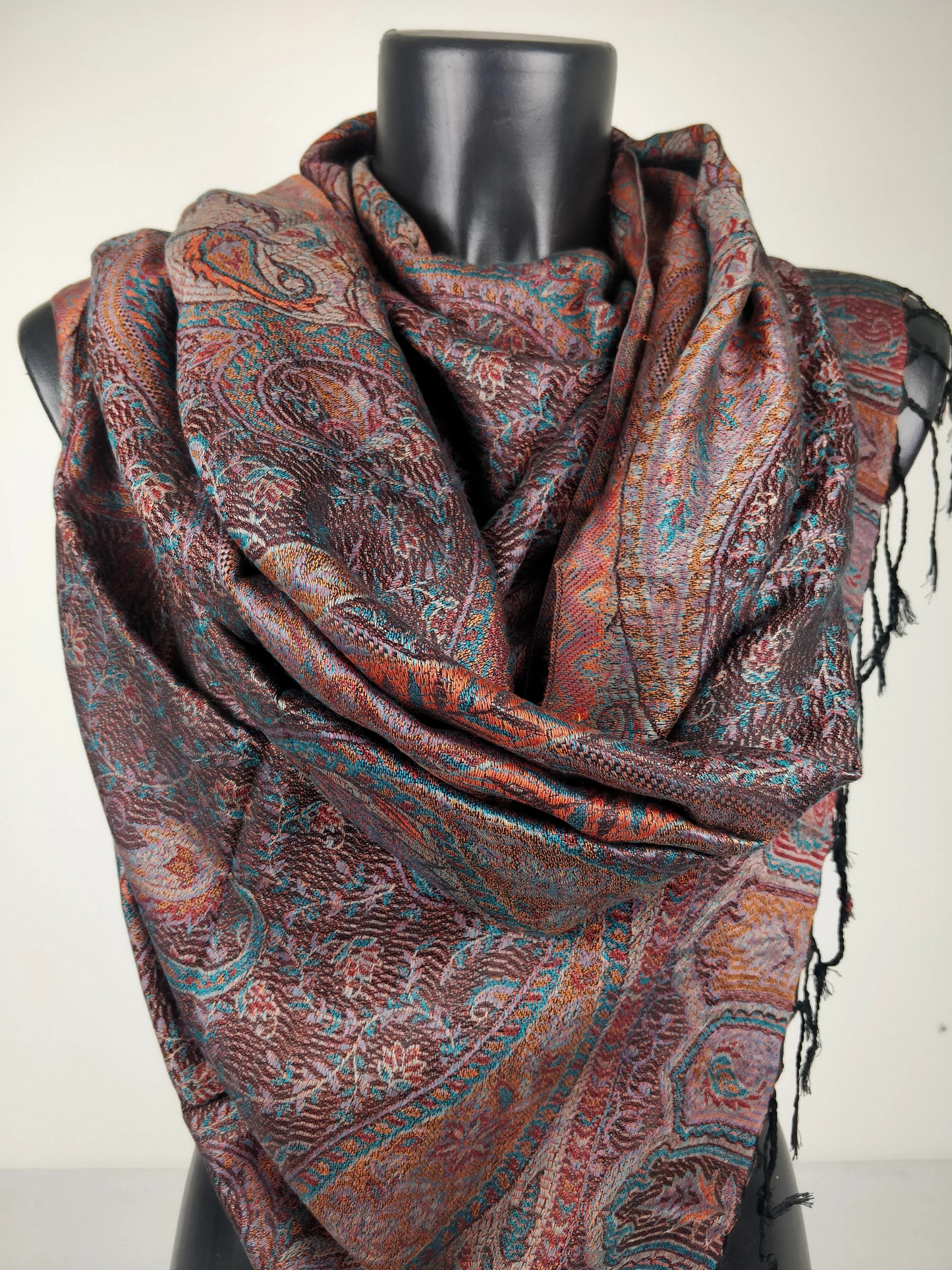 Pashmina Mangal réversible en modal / soie. Echarpe motif paisley marron.