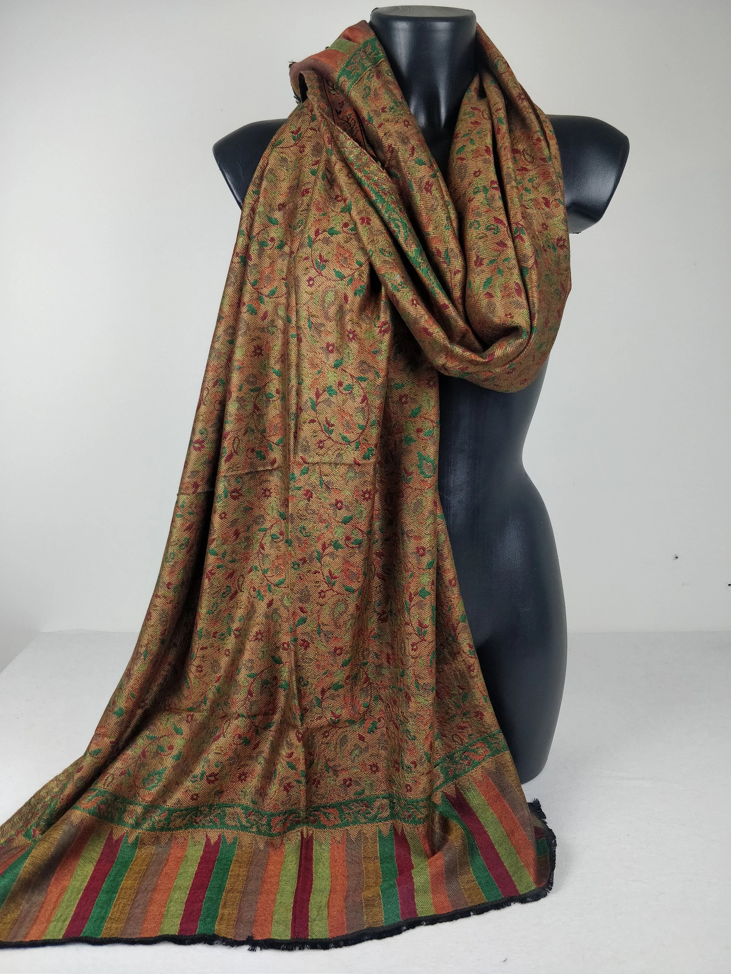 Pashmina Anjana réversible en modal. Echarpe motif paisley fleuri noir, vert, rouge et jaune.