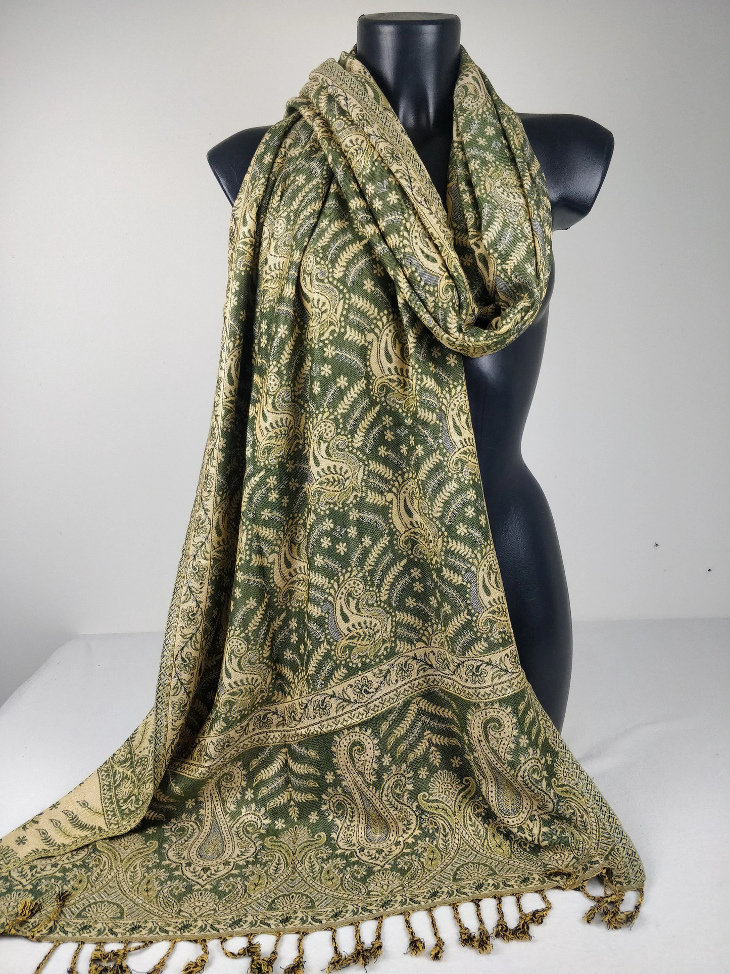 Pashmina Asoha réversible en viscose. Echarpe aux motifs paisley vert.