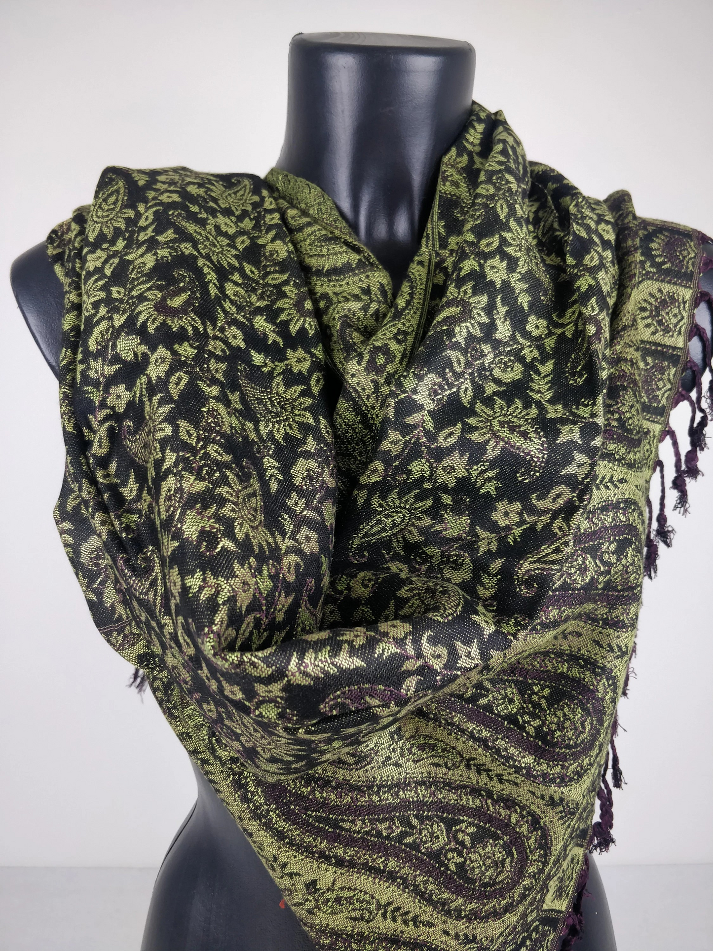 Pashmina réversible Sankya en viscose. Echarpe motif paisley vert et noir.