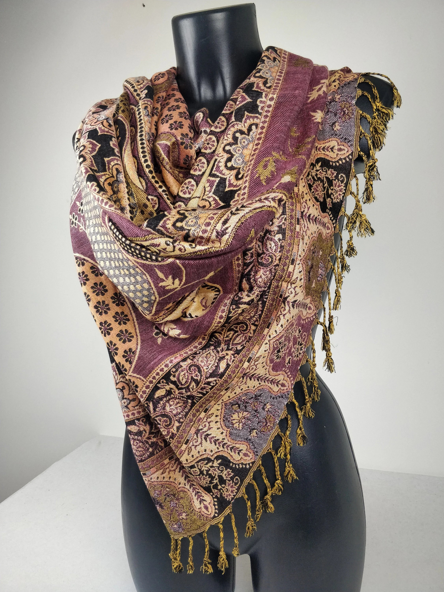 Pashmina vintage Hantra en viscose. Echarpe réversible aux motifs ethnique noir, violet et crème (Copie)