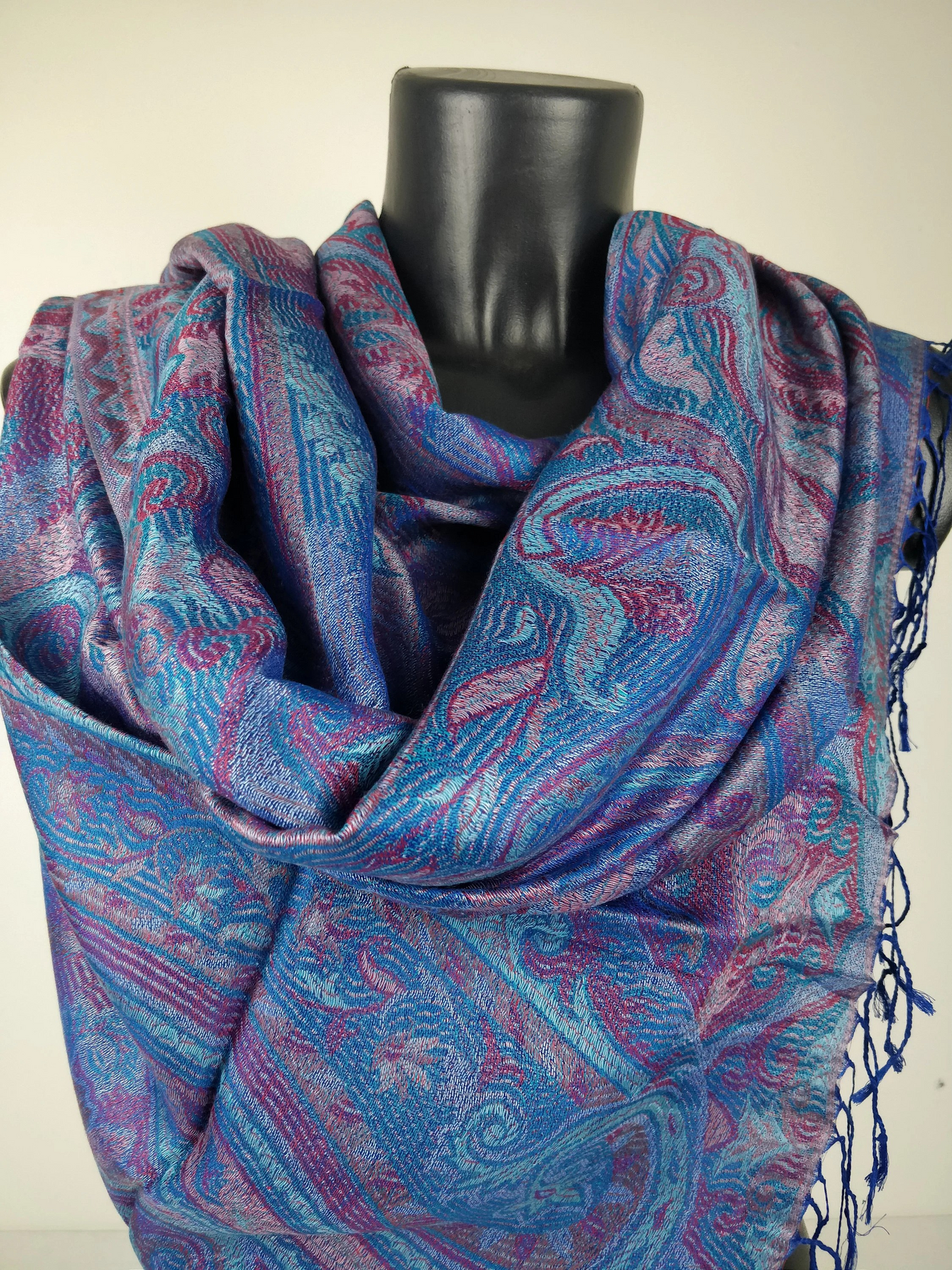 Pashmina Mangal réversible en modal / soie. Echarpe aux motifs paisley bleu.