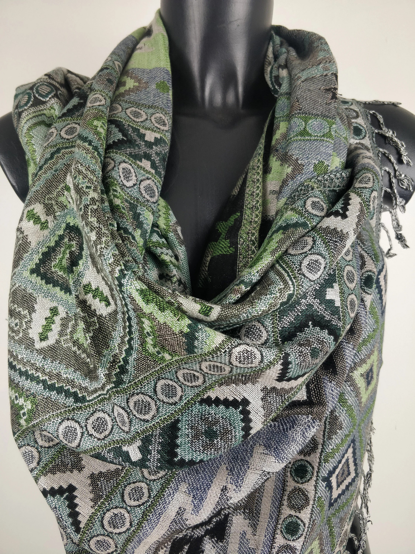 Pashmina Jyoti en viscose multicolore et réversible. Echarpe motif inca, tons vert.