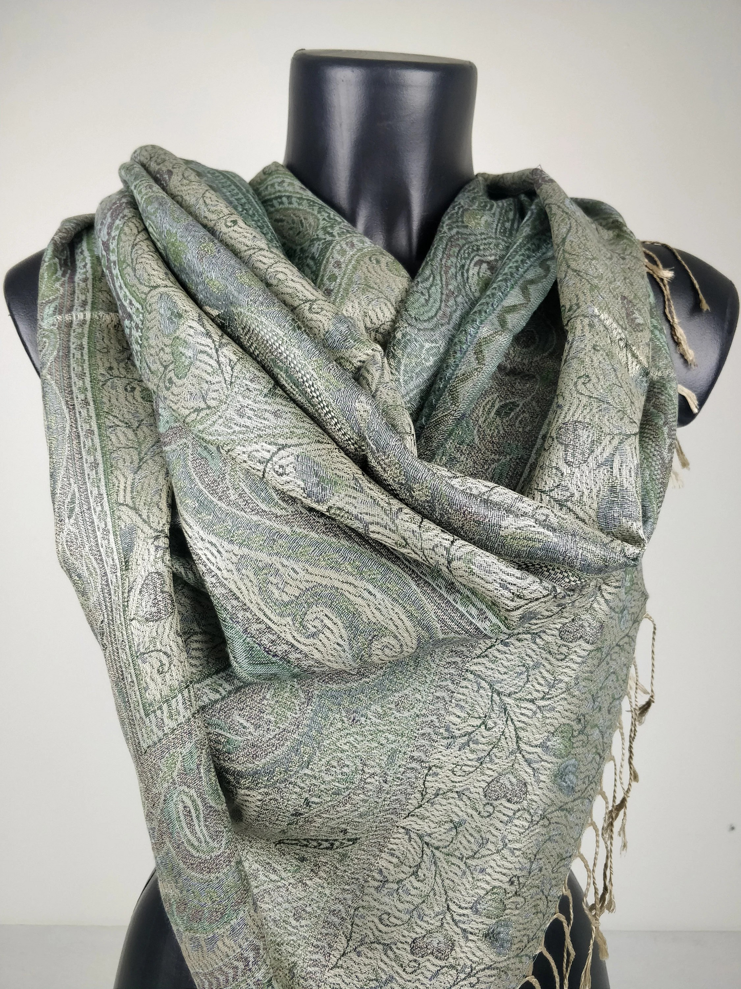 Pashmina Mangal réversible en modal / soie. Echarpe motif paisley vert.