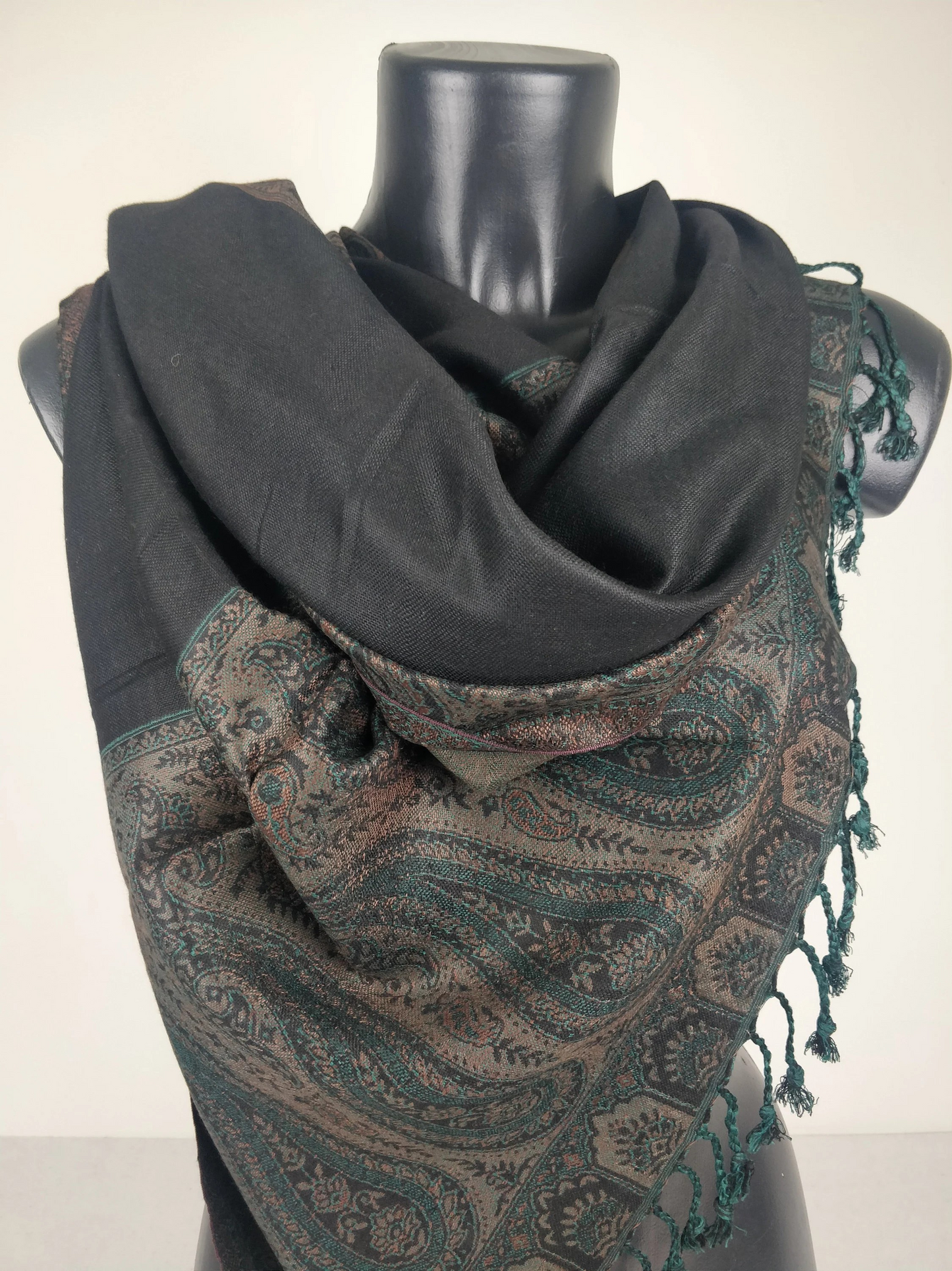 Pashmina Helak réversible en viscose. Echarpe motifs paisley noir, marron et vert.