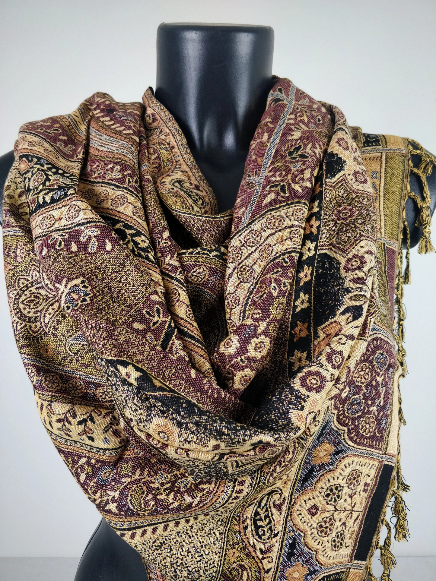 Pashmina vintage Hantra en viscose. Echarpe réversible aux motifs ethnique noir, violet et crème