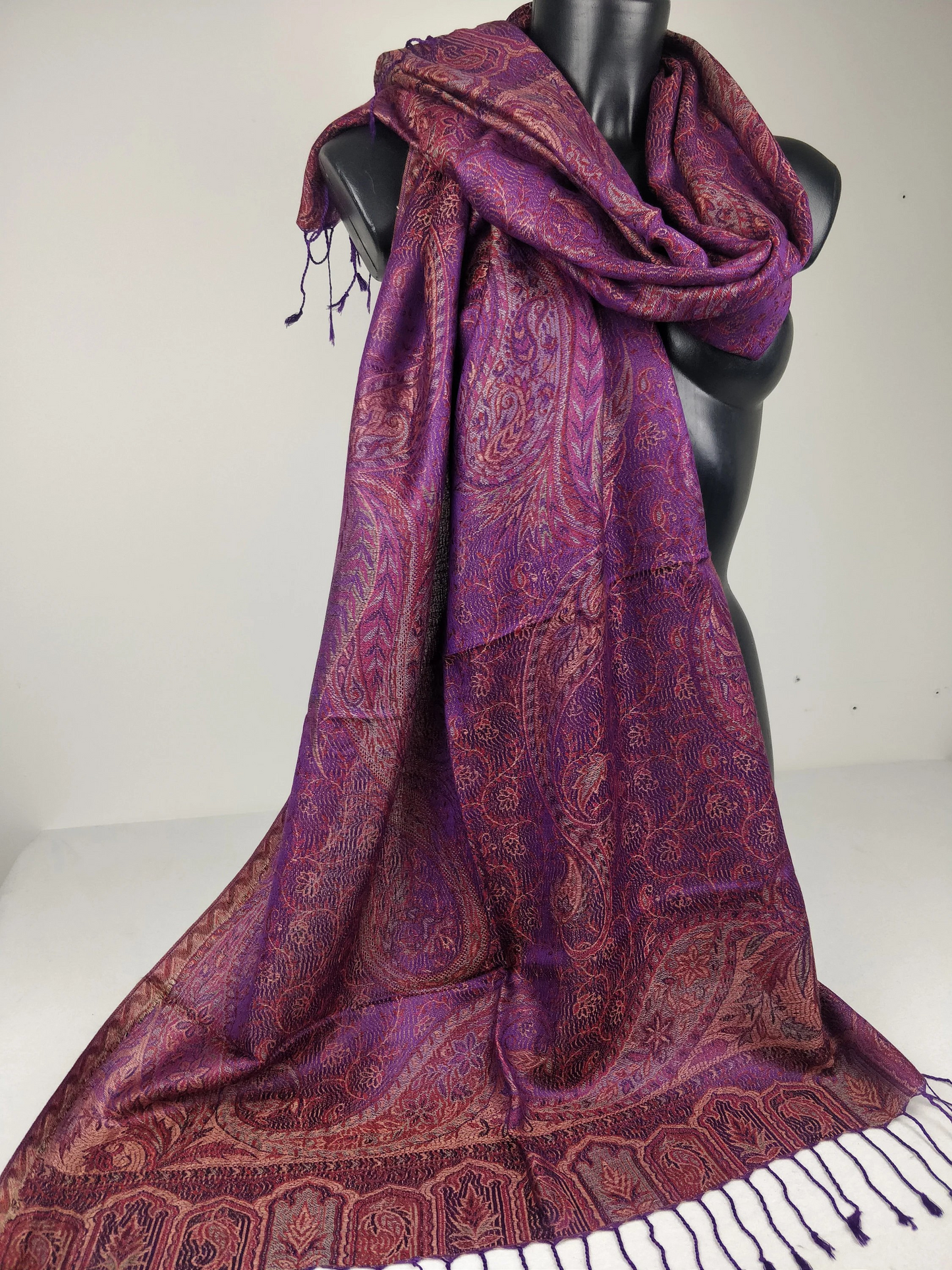 Pashmina Mangal réversible en modal / soie. Echarpe aux motifs paisley violet.