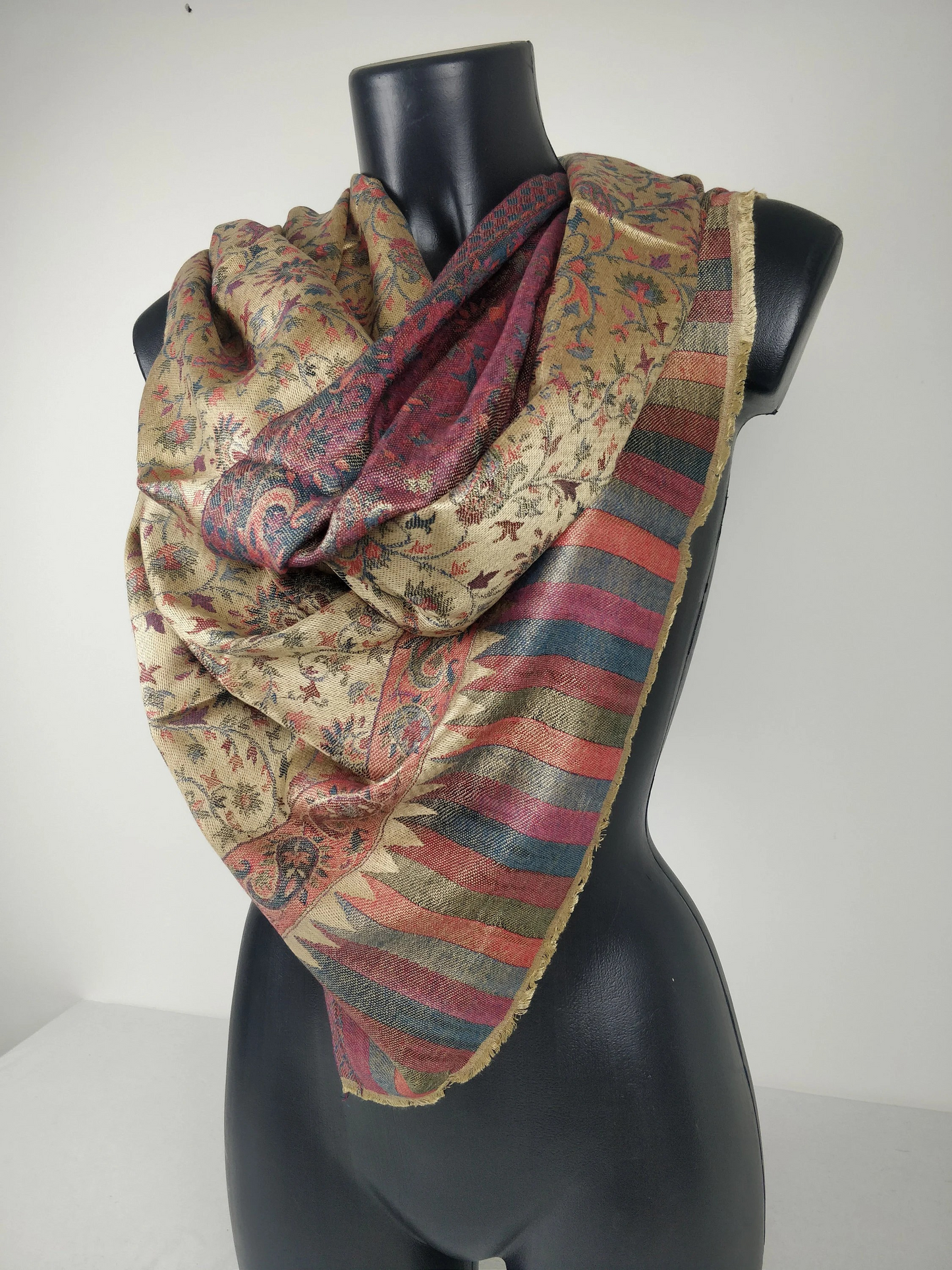 Wende-Pashmina Anjana aus Modal. Braunes Paisley-Muster.