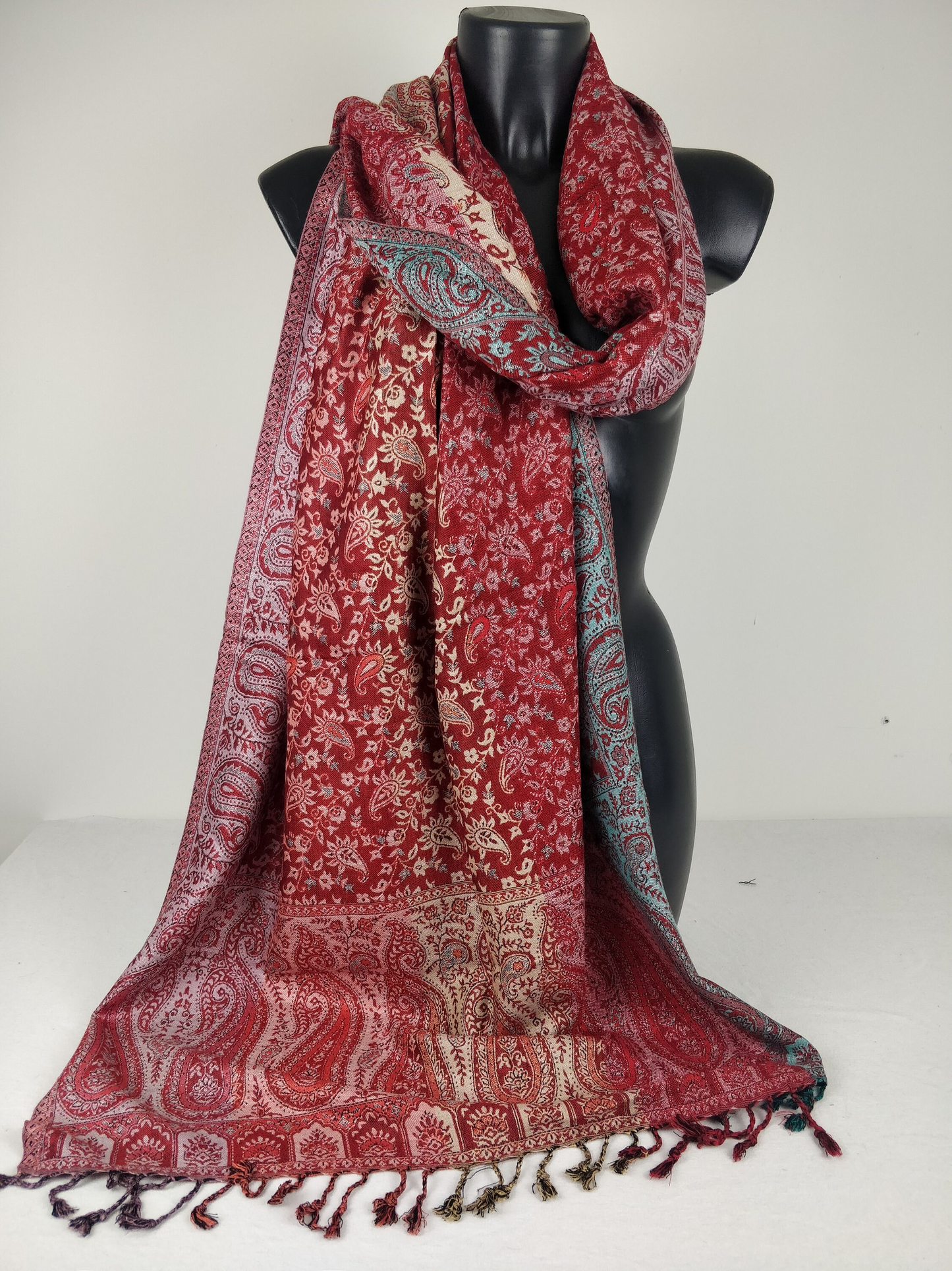 Pashmina réversible  multicolore Sankya en viscose. Echarpe aux motifs paisley tons rouge et bleu.