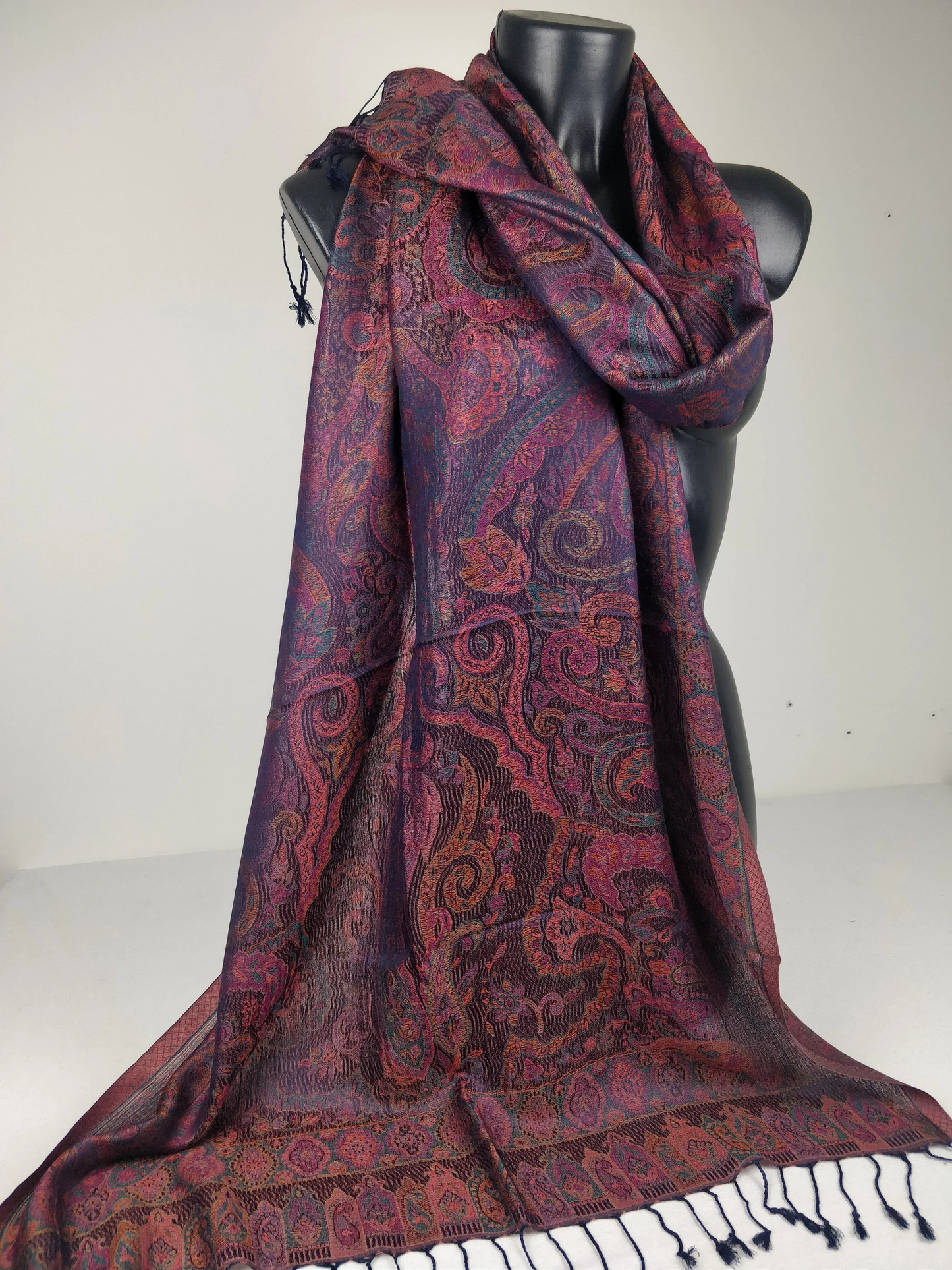 Pashmina Mangal réversible en modal / soie. Echarpe motif paisley marron, violet et bleu.