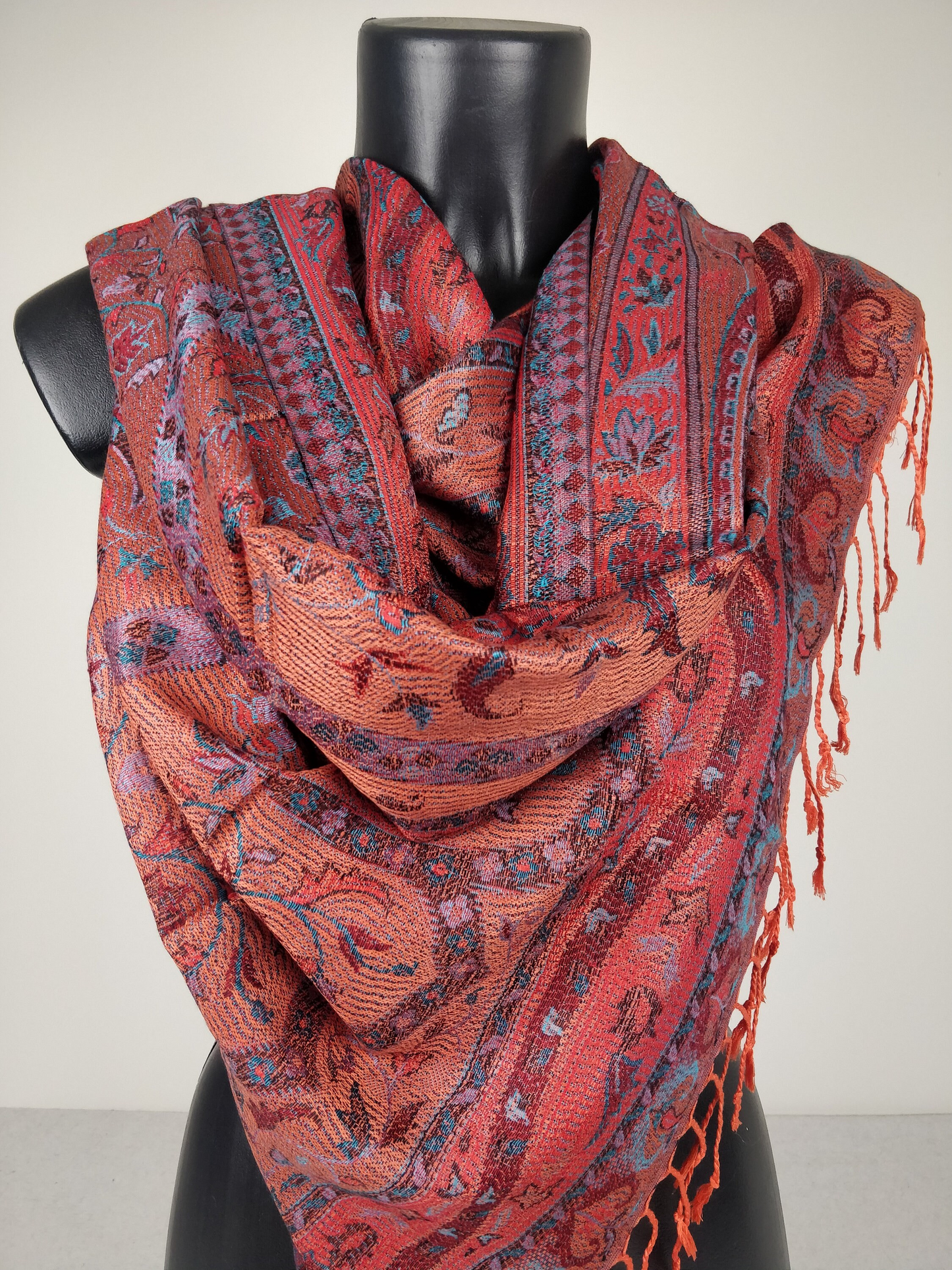 Wende-Mangal-Pashmina aus Modal/Seide. Orange-rotes Paisley-Muster.