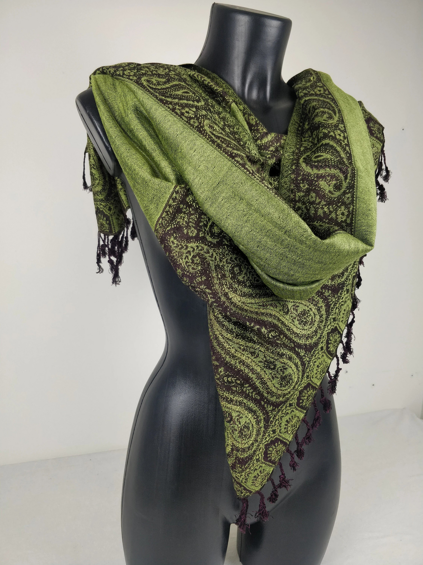 Pashmina Helak réversible en viscose. Echarpe motifs paisley marron et vert.