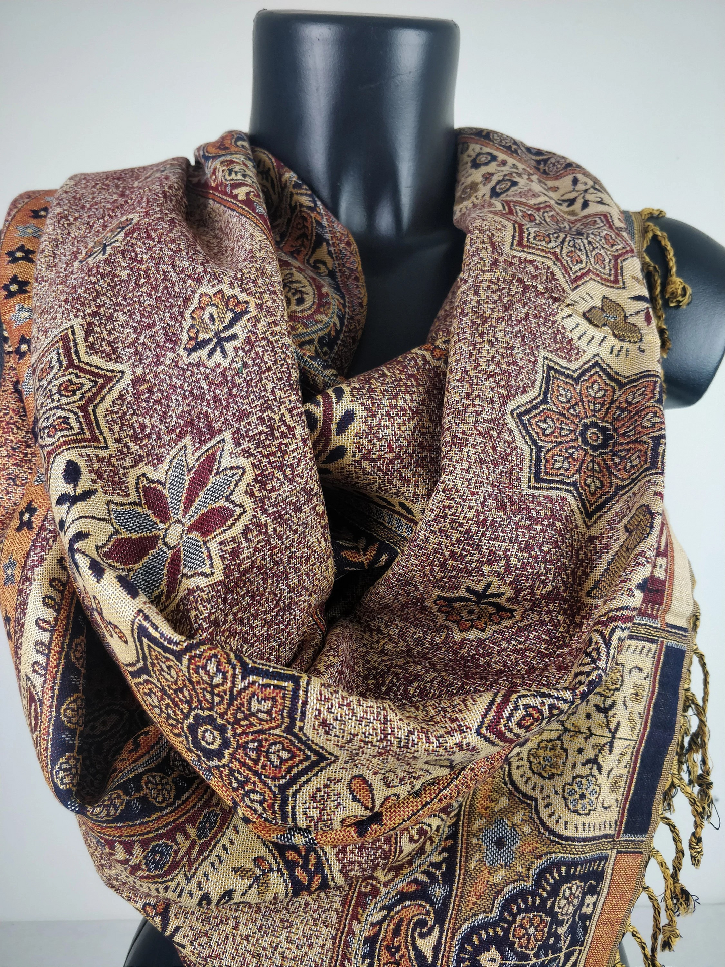 Pashmina vintage Hantra en viscose. Echarpe réversible aux motifs paisley.