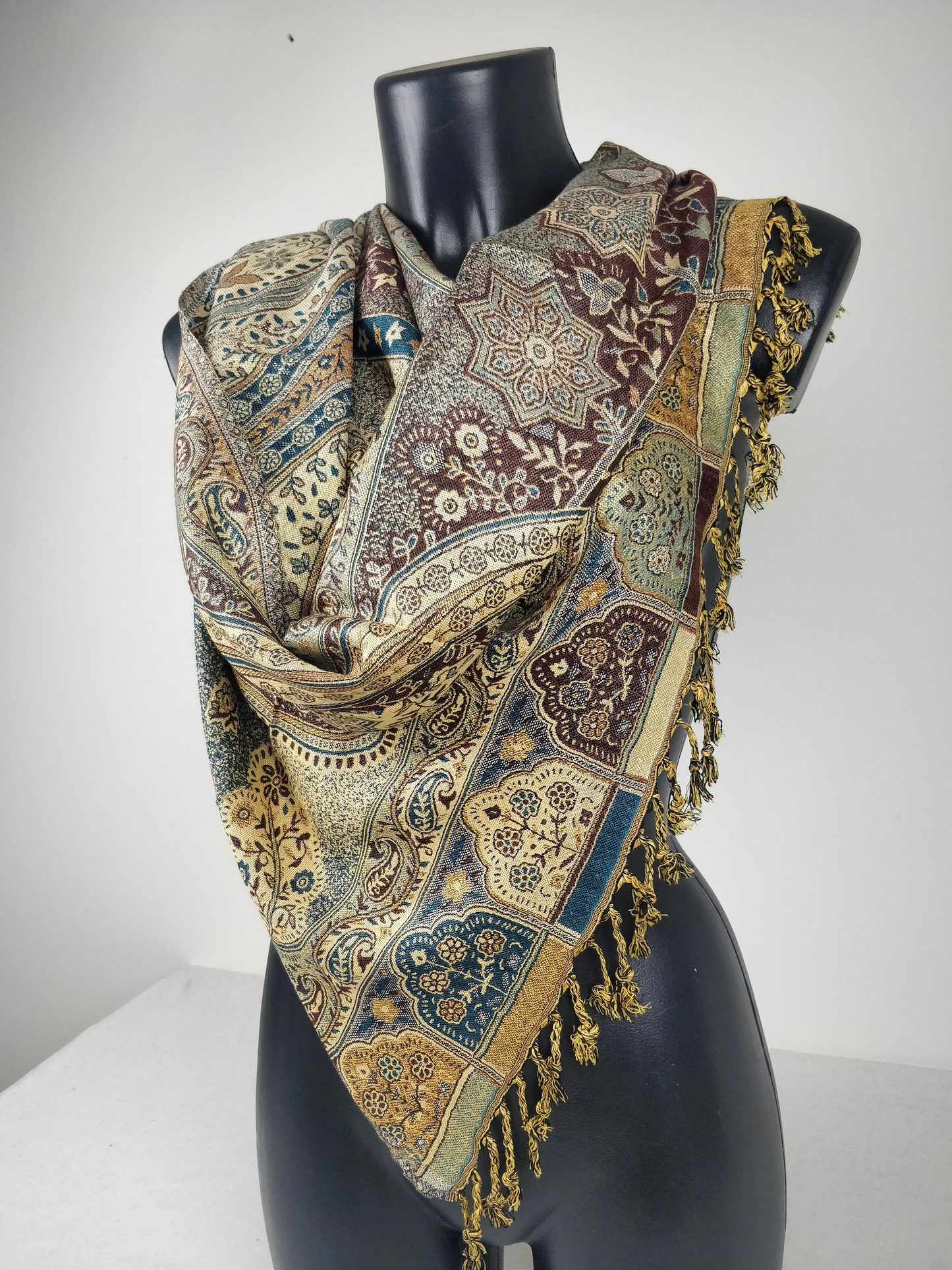 Pashmina vintage Hantra en viscose. Echarpe réversible aux motifs ethnique marron, bleu et crème.