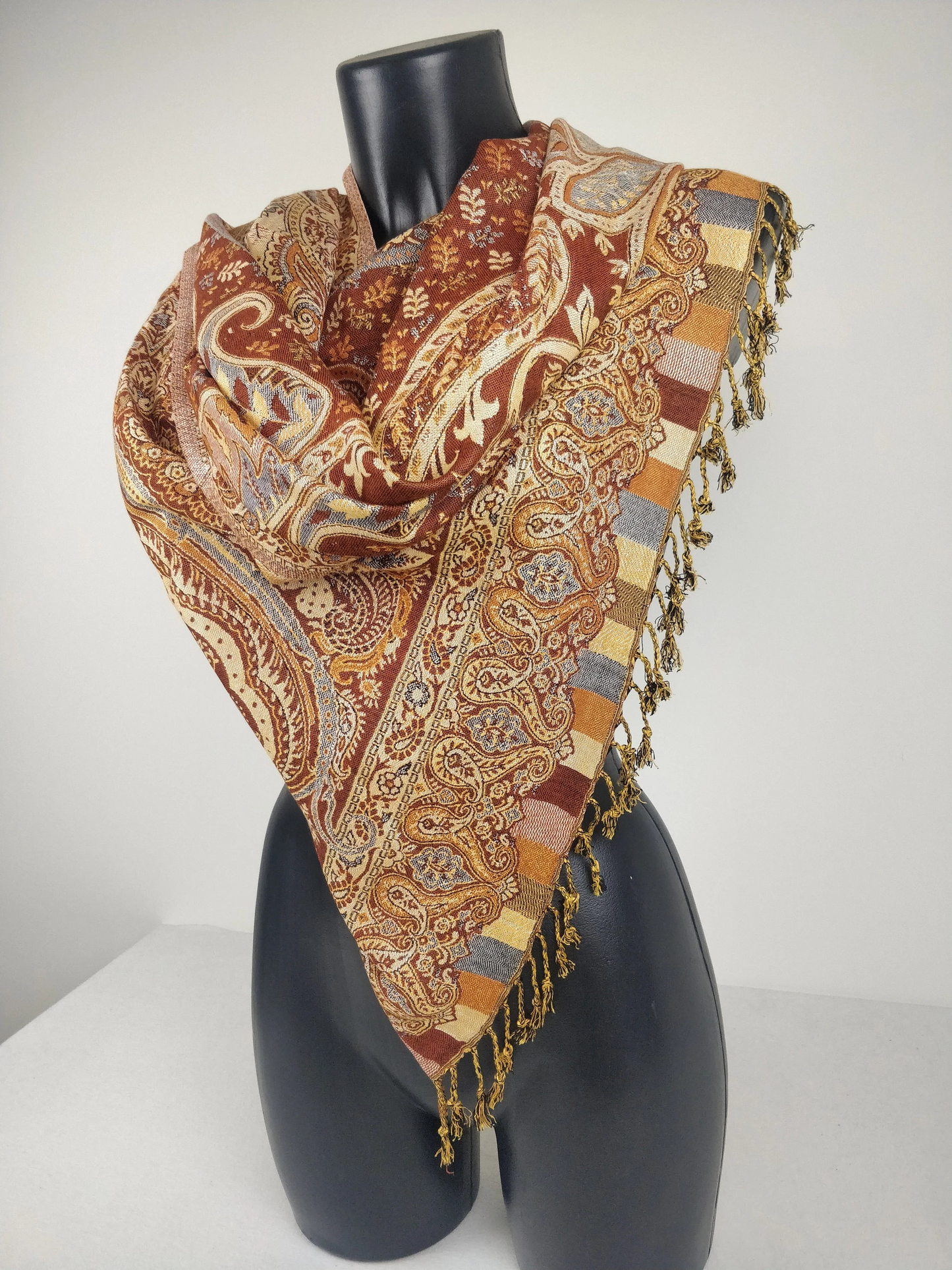 Pashmina vintage Hantra en viscose. Echarpe réversible aux motifs paisley rouille et crème.