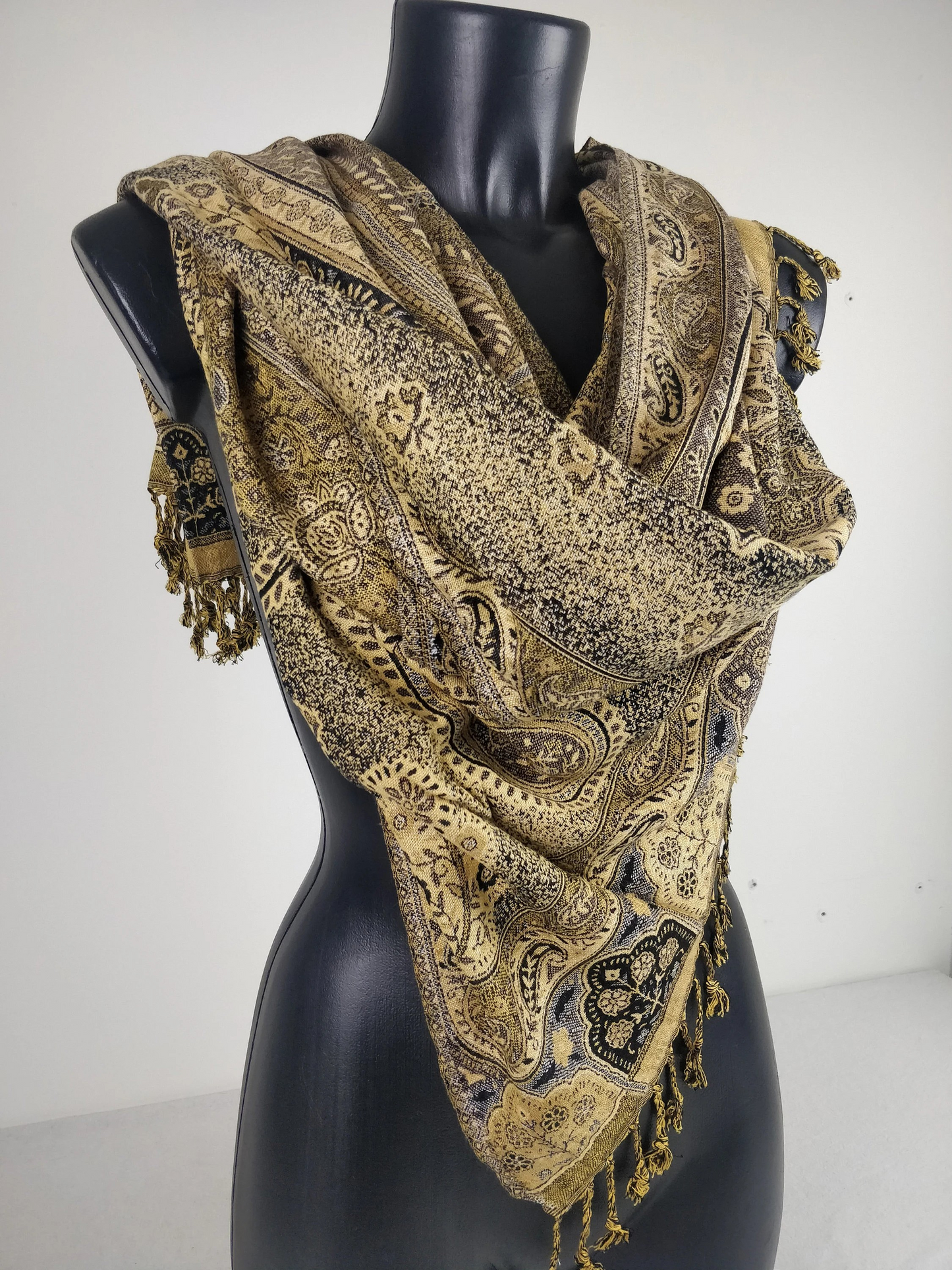 Vintage Hantra Pashmina aus Viskose. Wendeschal mit schwarzem Paisleymuster.