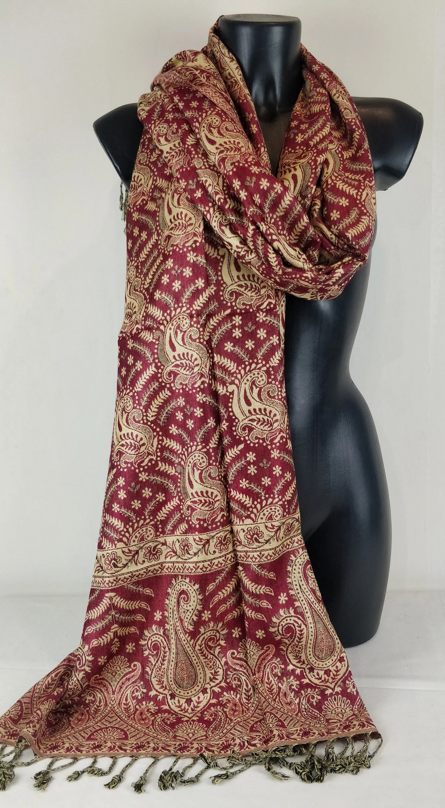 Pashmina Asoha réversible en viscose. Echarpe aux motifs paisley fuchsia.