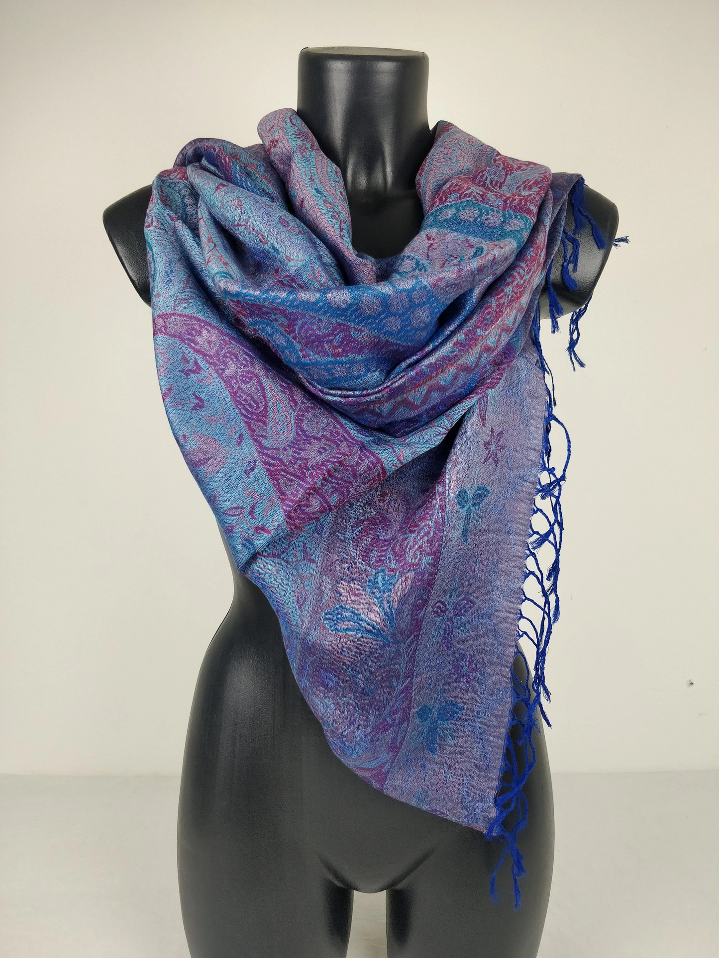 Pashmina Mangal réversible en modal / soie. Echarpe aux motifs paisley bleu.