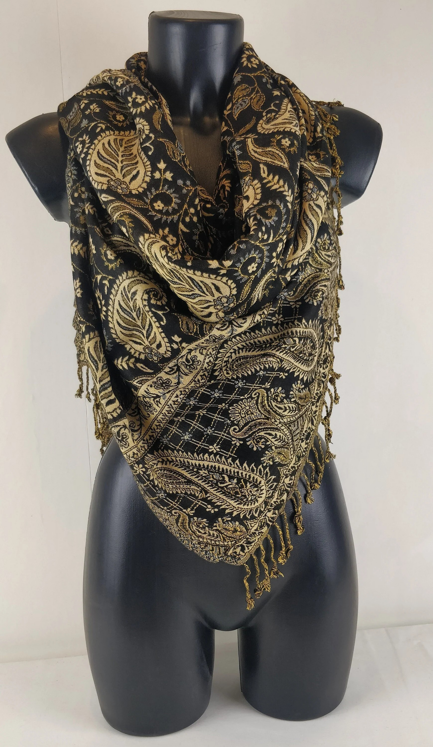 Pashmina Asoha réversible en viscose. Echarpe aux motifs paisley noir.