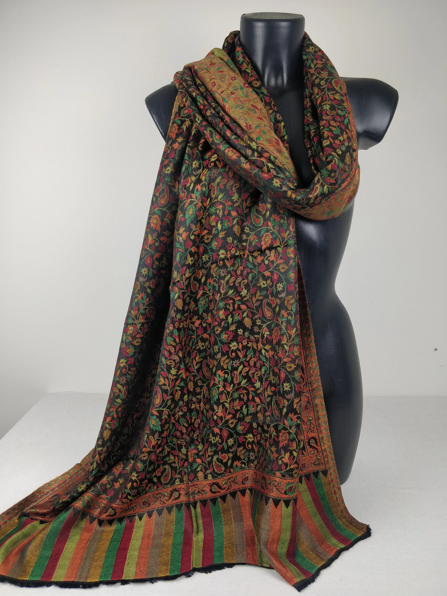 Pashmina Anjana réversible en modal. Echarpe motif paisley fleuri noir, vert, rouge et jaune.