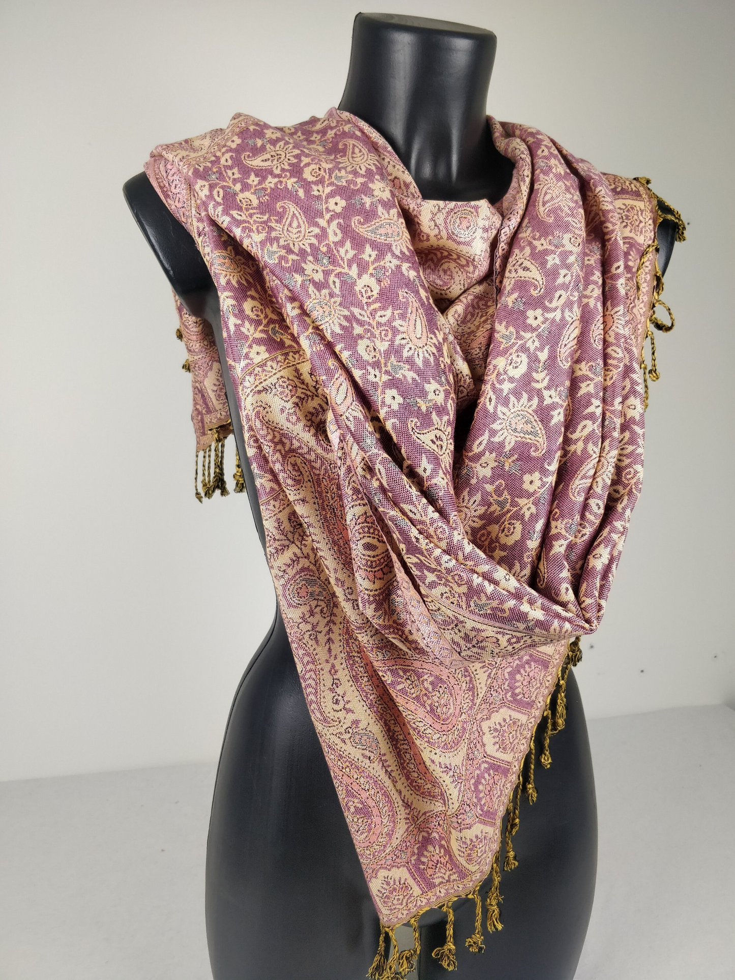 Pashmina réversible Sankya en viscose. Echarpe motif paisley violet.