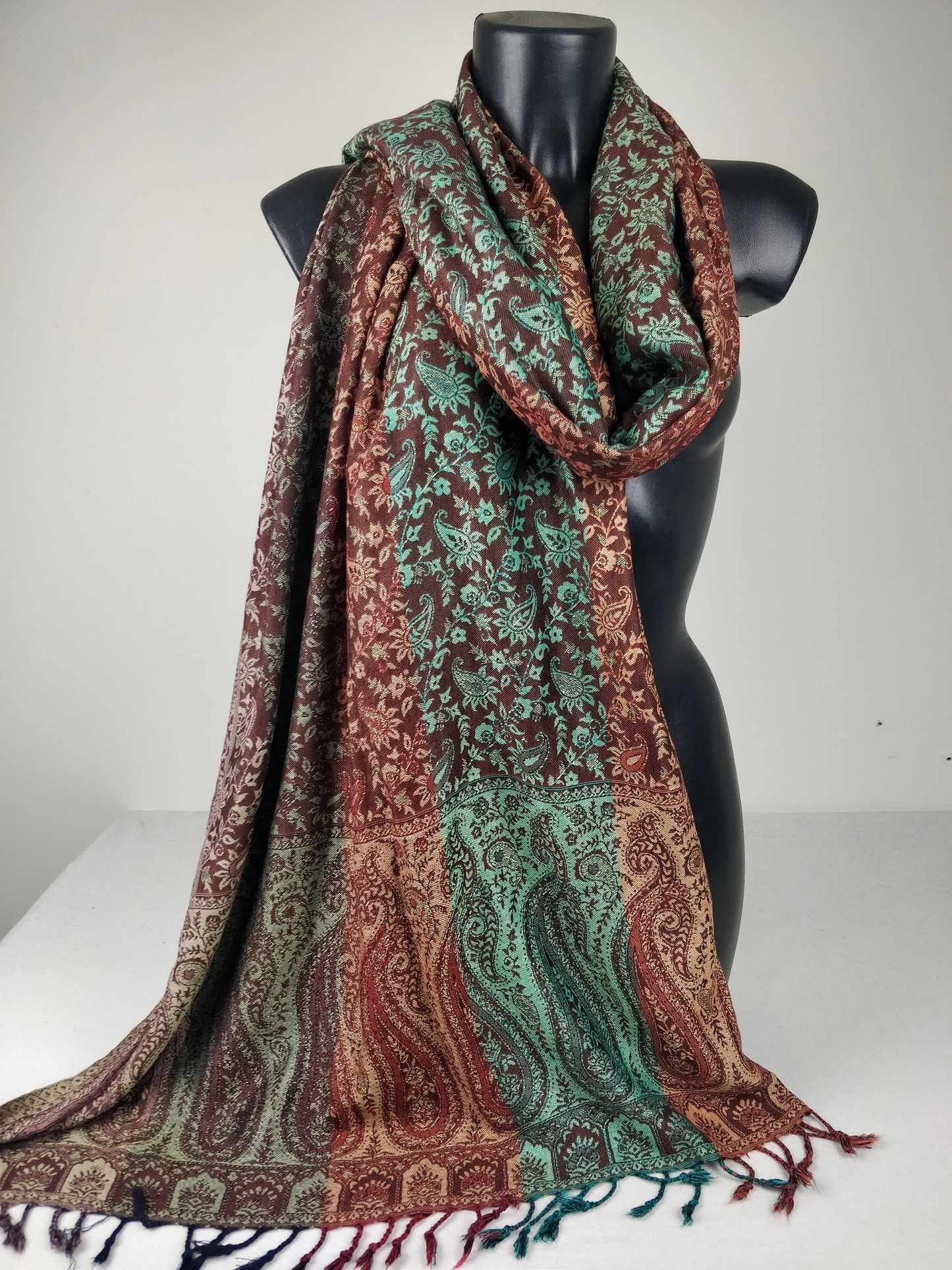 Sankya Wende-Pashmina aus Viskose. Schal mit grünen Paisleymustern.