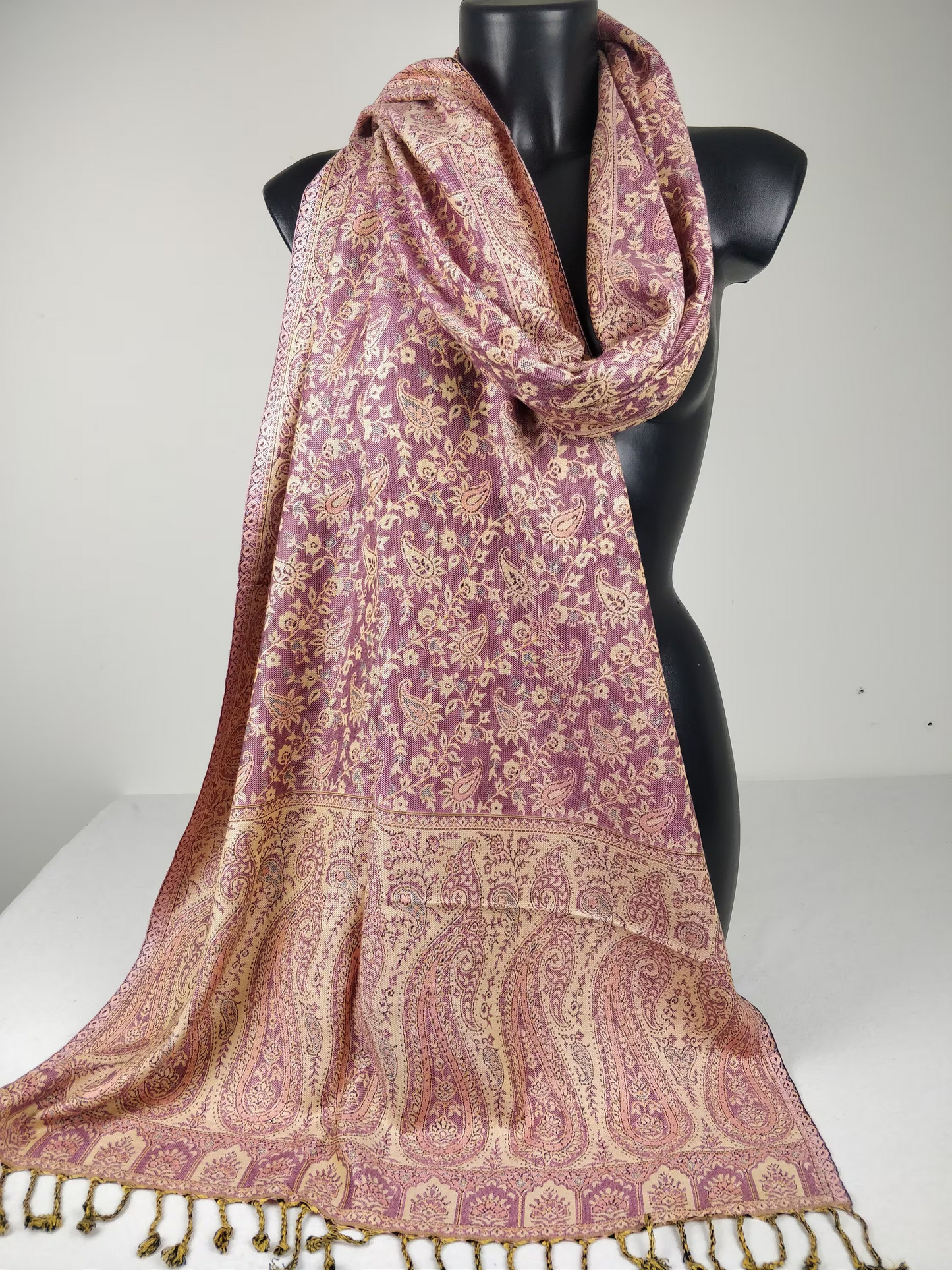 Pashmina réversible Sankya en viscose. Echarpe motif paisley violet.