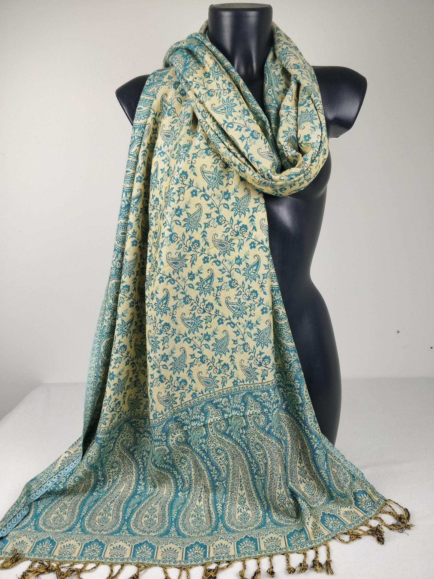 Pashmina réversible Sankya en viscose. Echarpe aux motifs paisley bleu.