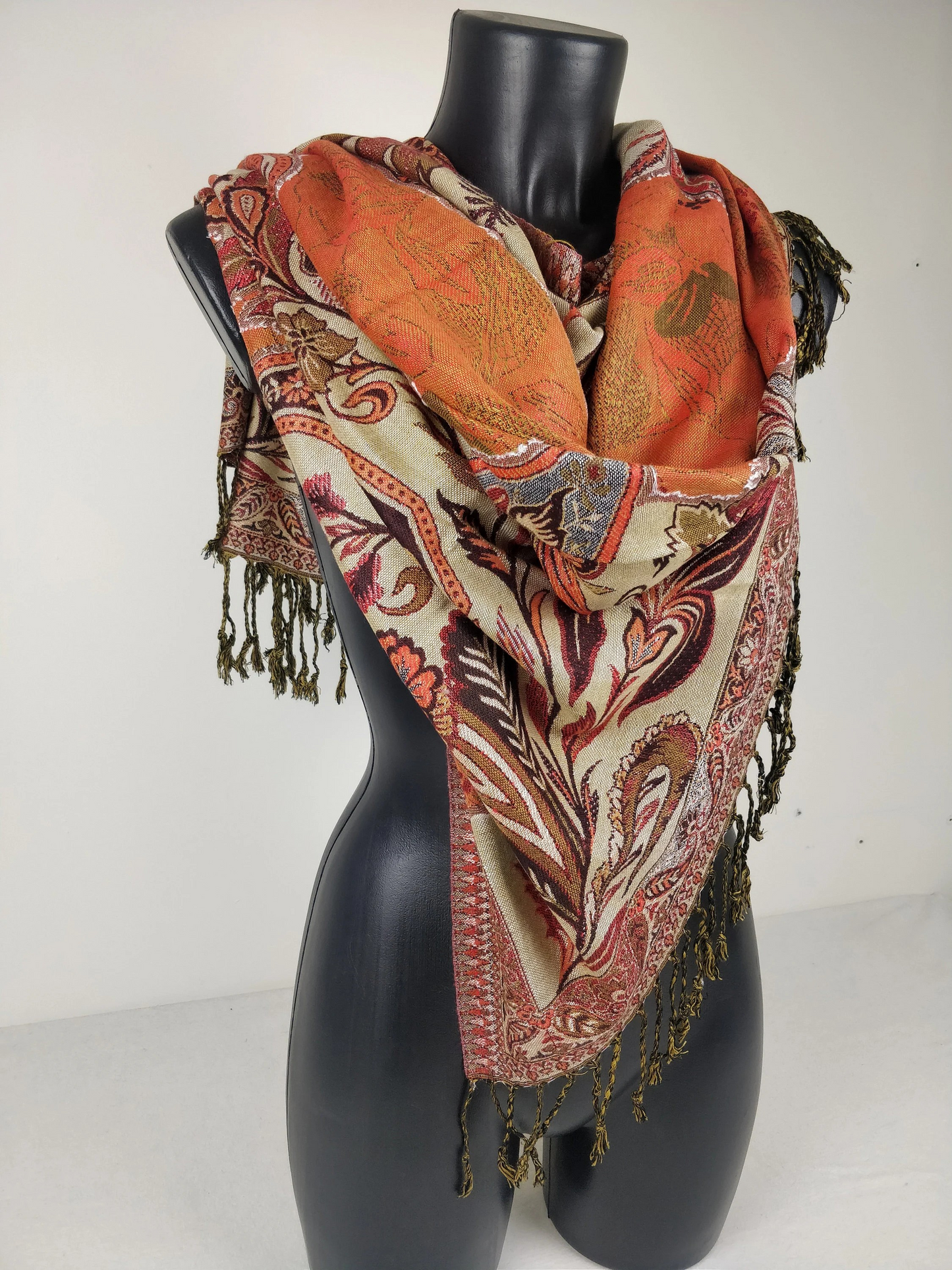 Vintage Hantra Pashmina aus Viskose. Wendeschal mit roten, cremefarbenen und orangefarbenen Paisleymustern.