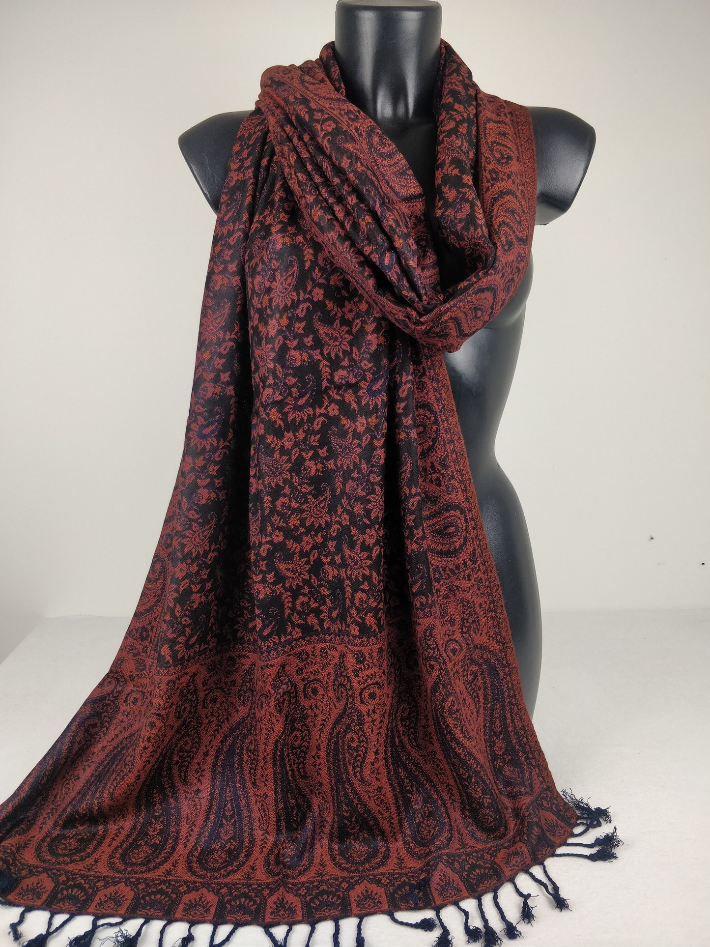 Sankya Wende-Pashmina aus Viskose. Braunes Paisley-Muster.