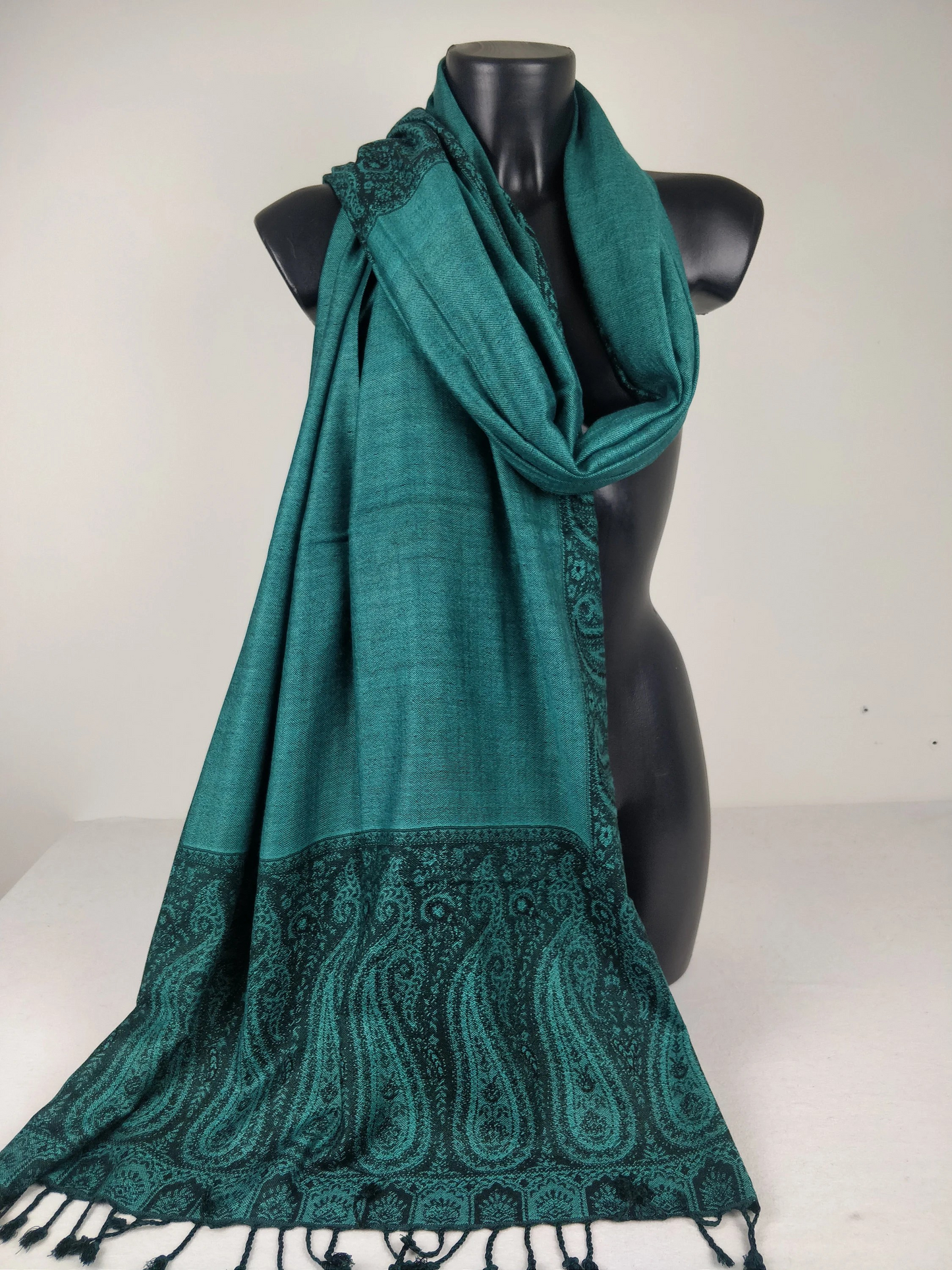 Pashmina Helak réversible en viscose. Echarpe motifs paisley vert.