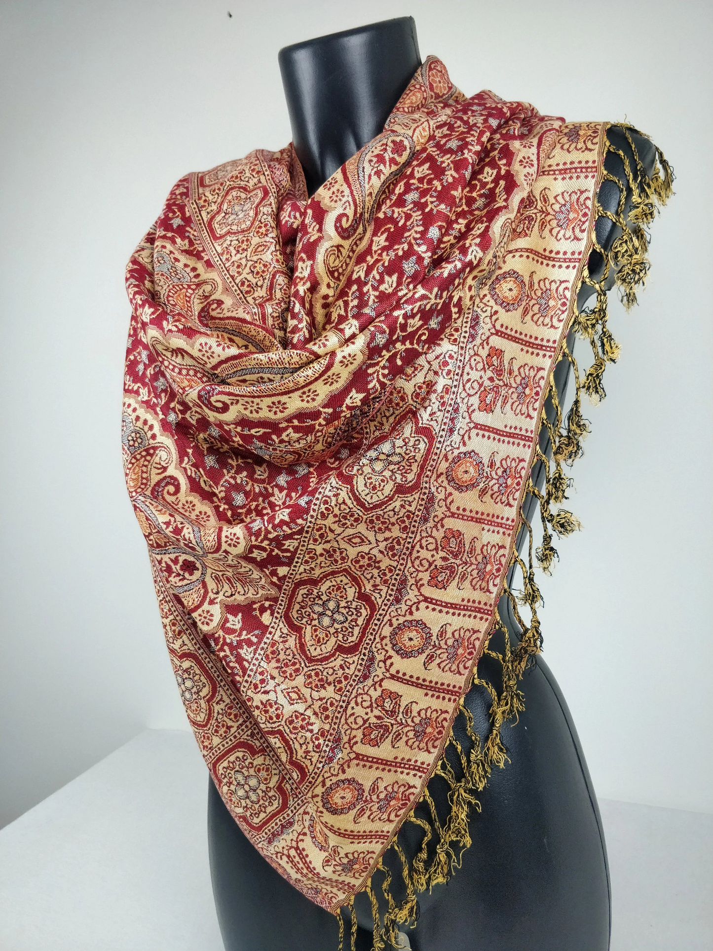 Daksha Wende-Pashmina aus Viskose. Blaues und cremefarbenes Paisley-Muster.