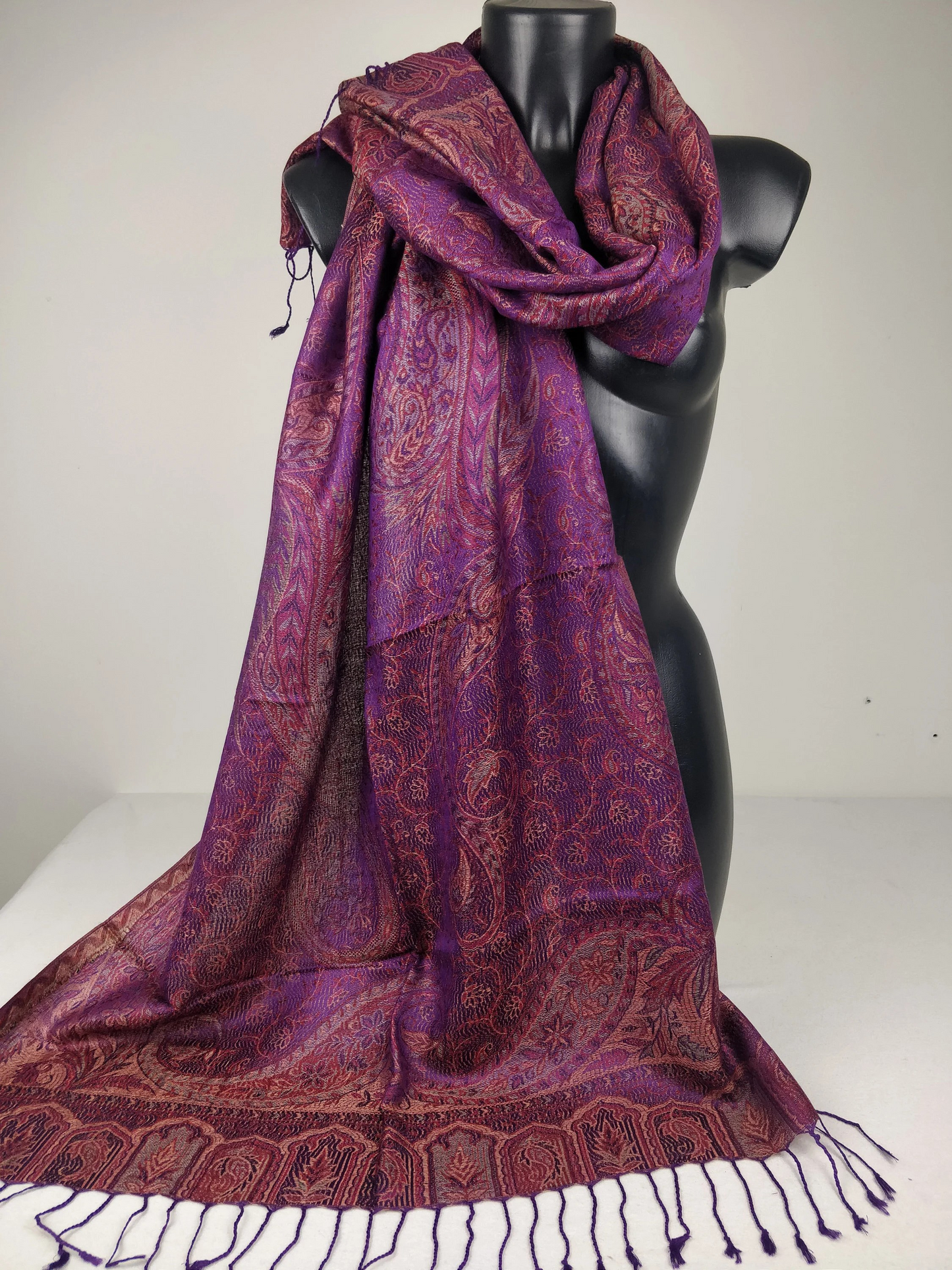 Pashmina Mangal réversible en modal / soie. Echarpe aux motifs paisley violet.