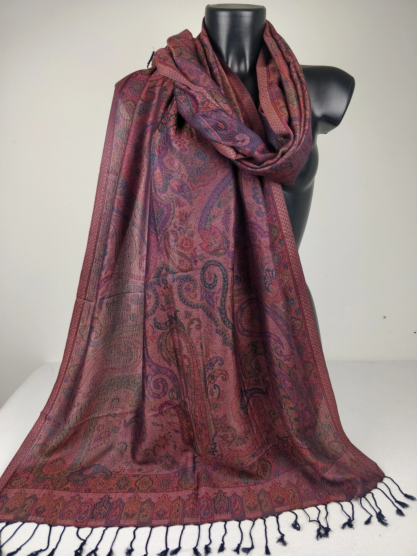 Pashmina Mangal réversible en modal / soie. Echarpe motif paisley marron, violet et bleu.