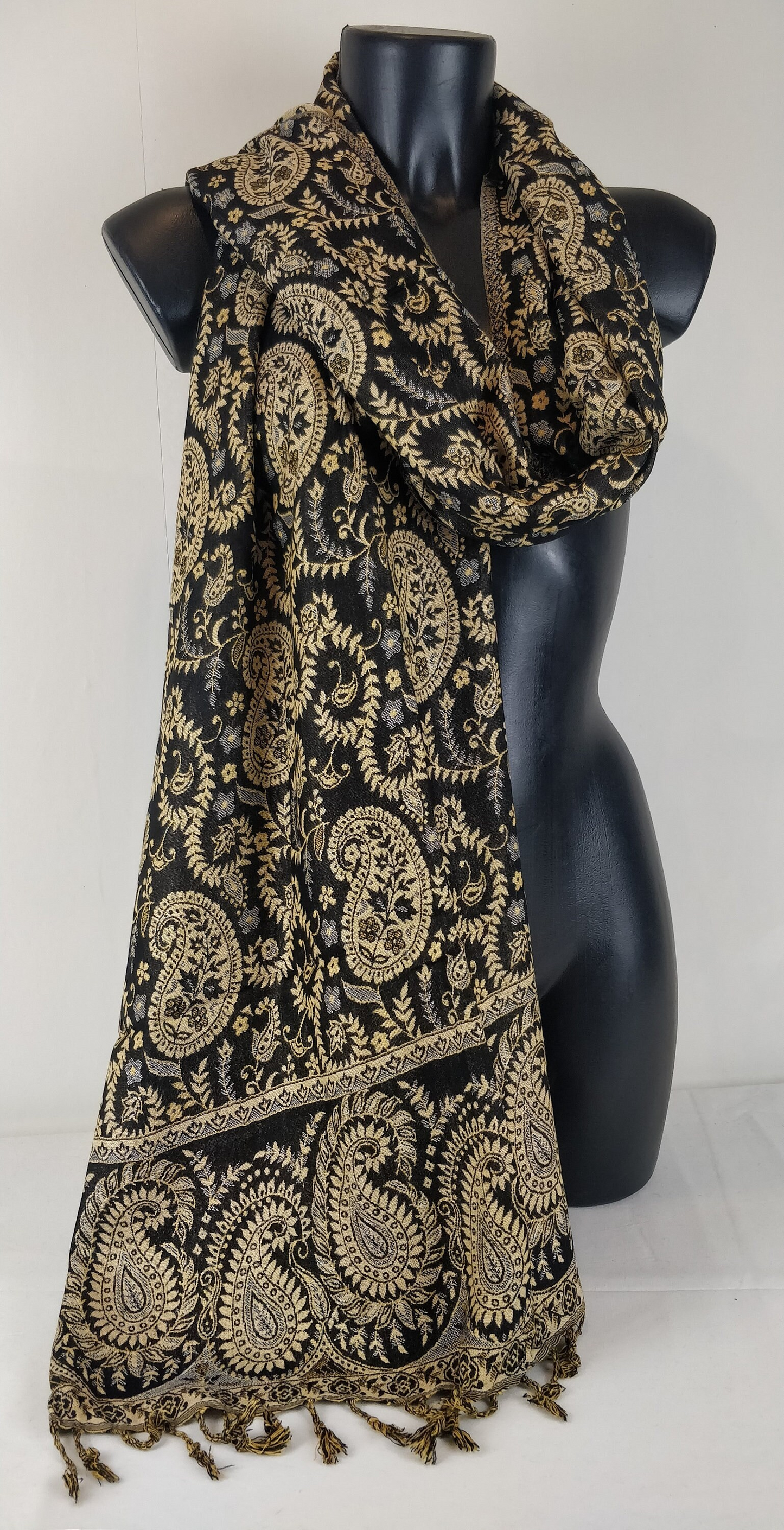 Pashmina Asoha réversible en viscose. Echarpe aux motifs paisley noir.