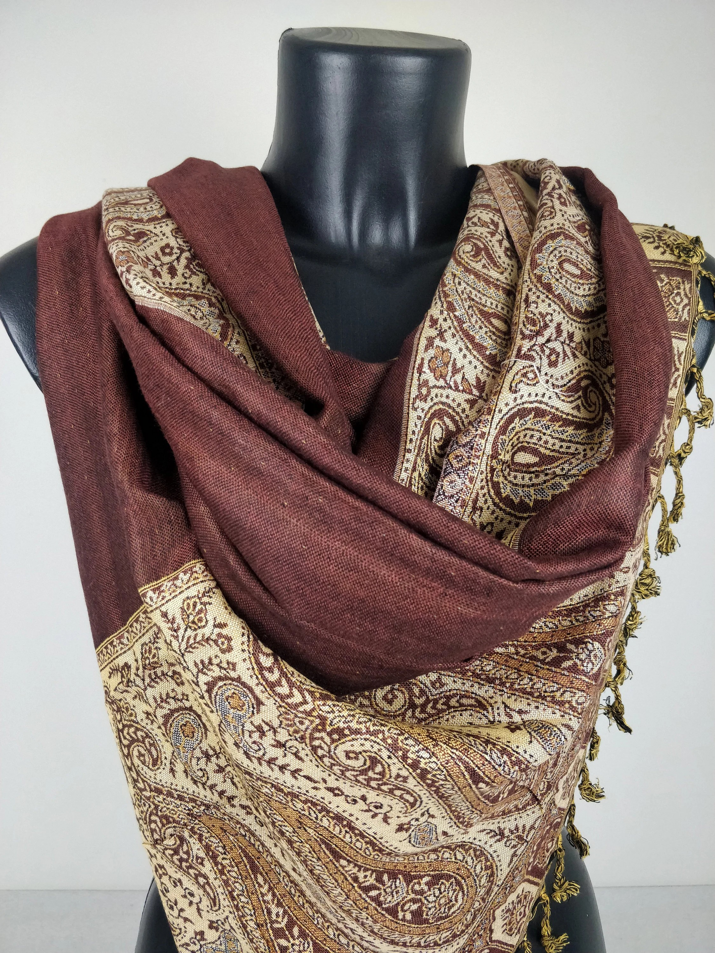 Pashmina Helak réversible en viscose. Echarpe motifs paisley marron.