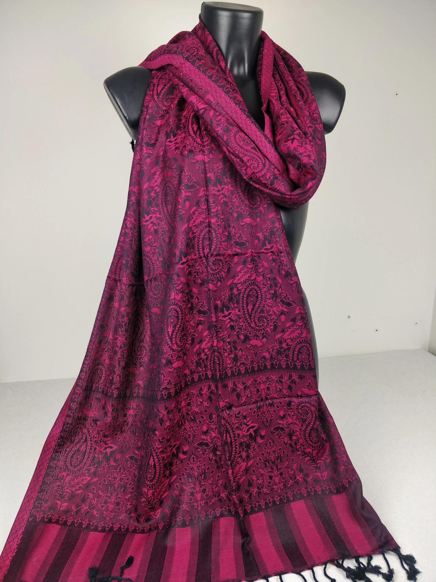 Pashmina Mangal réversible en modal / soie. Motif paisley fuchsia et noir.