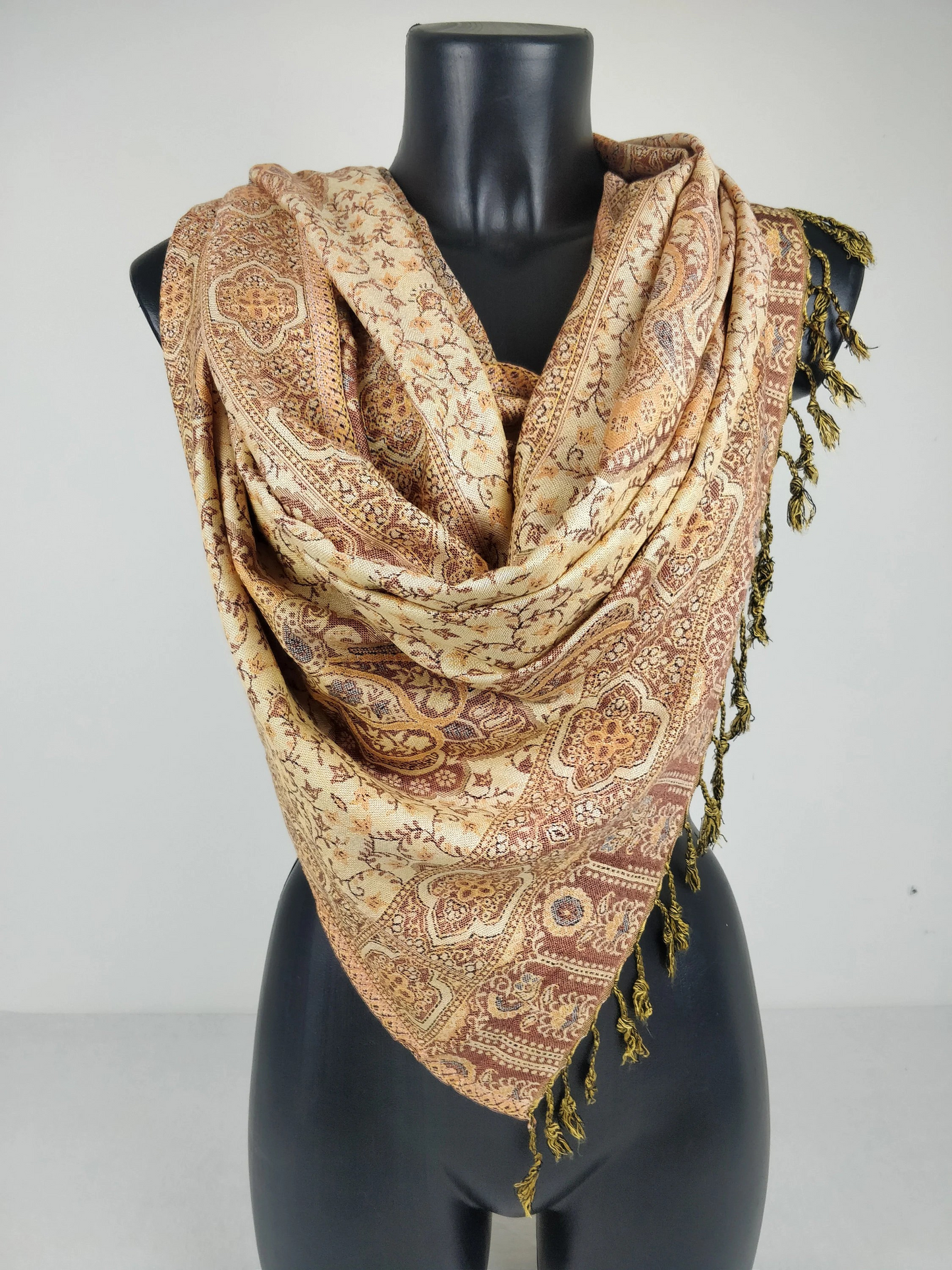 Pashmina vintage Hantra en viscose. Echarpe réversible aux motifs ethnique marron.