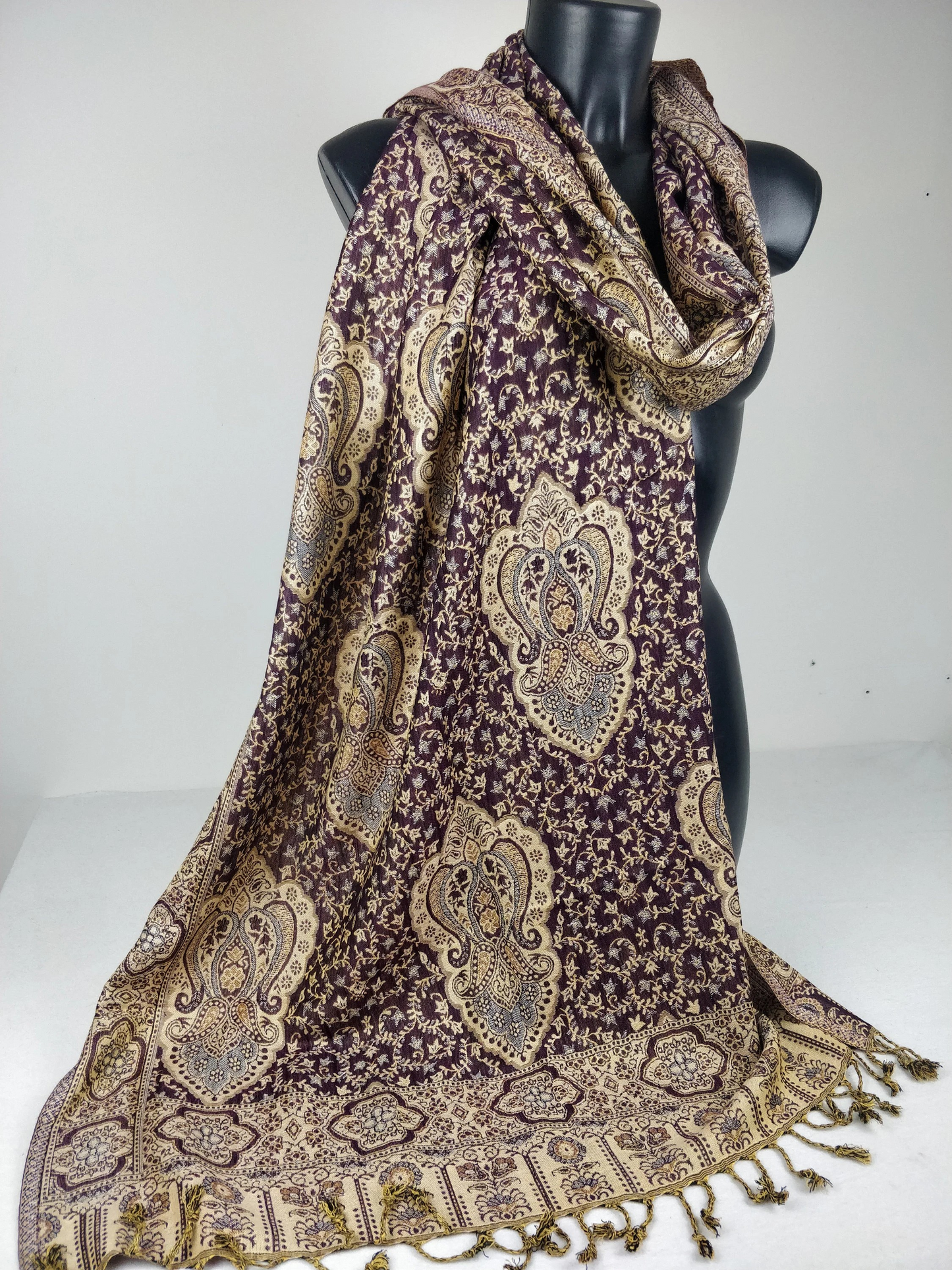 Daksha Wende-Pashmina aus Viskose. Blaues und cremefarbenes Paisley-Muster.