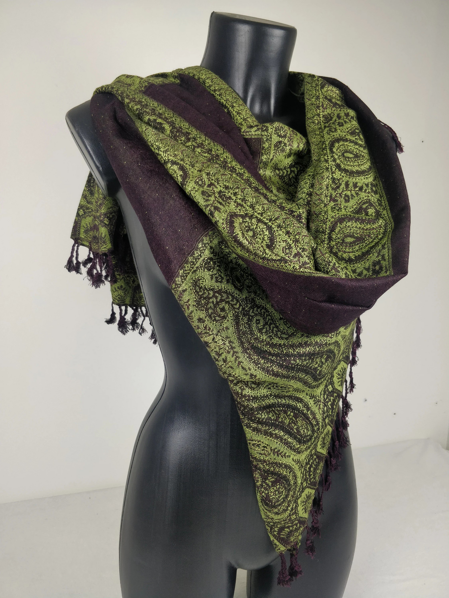 Pashmina Helak réversible en viscose. Echarpe motifs paisley marron et vert.