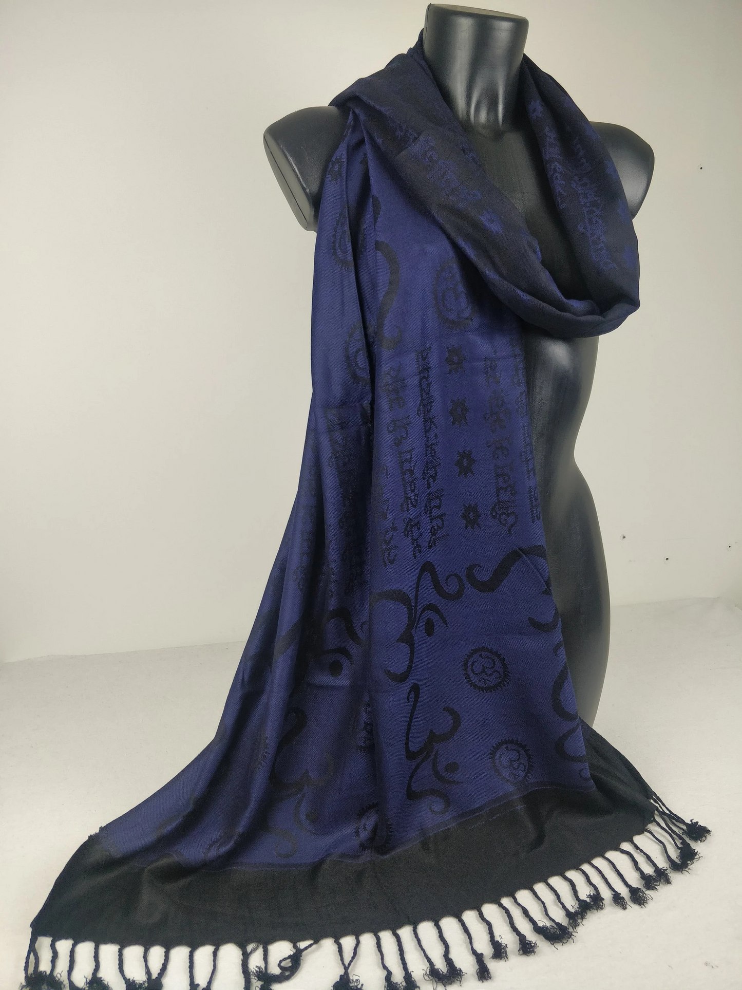 Pashmina Kharma réversible en viscose. Echarpe motifs ohm bleu.